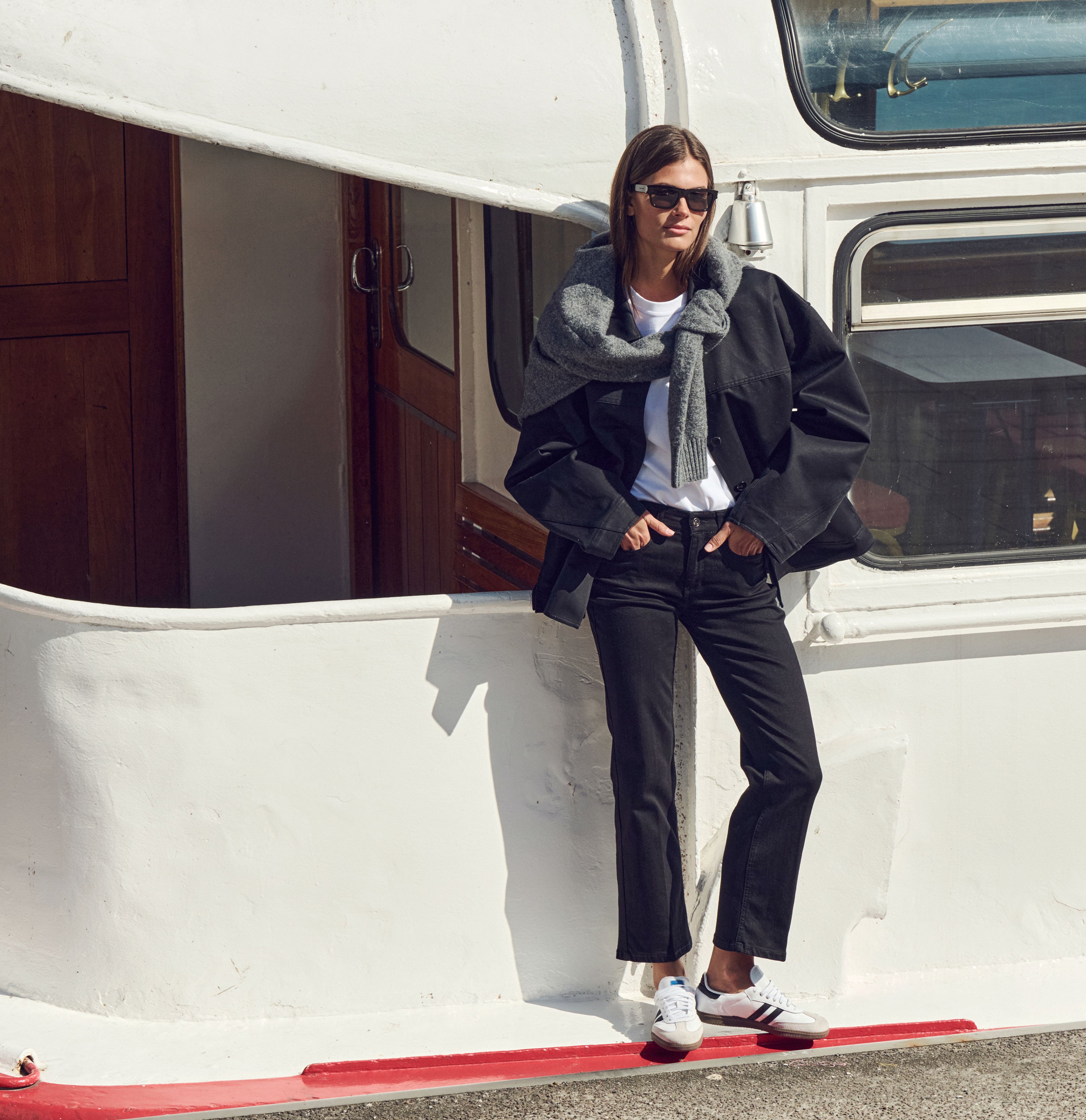 Comfortable flared jeans with details. | LAURA | black-black | Campaign image 3