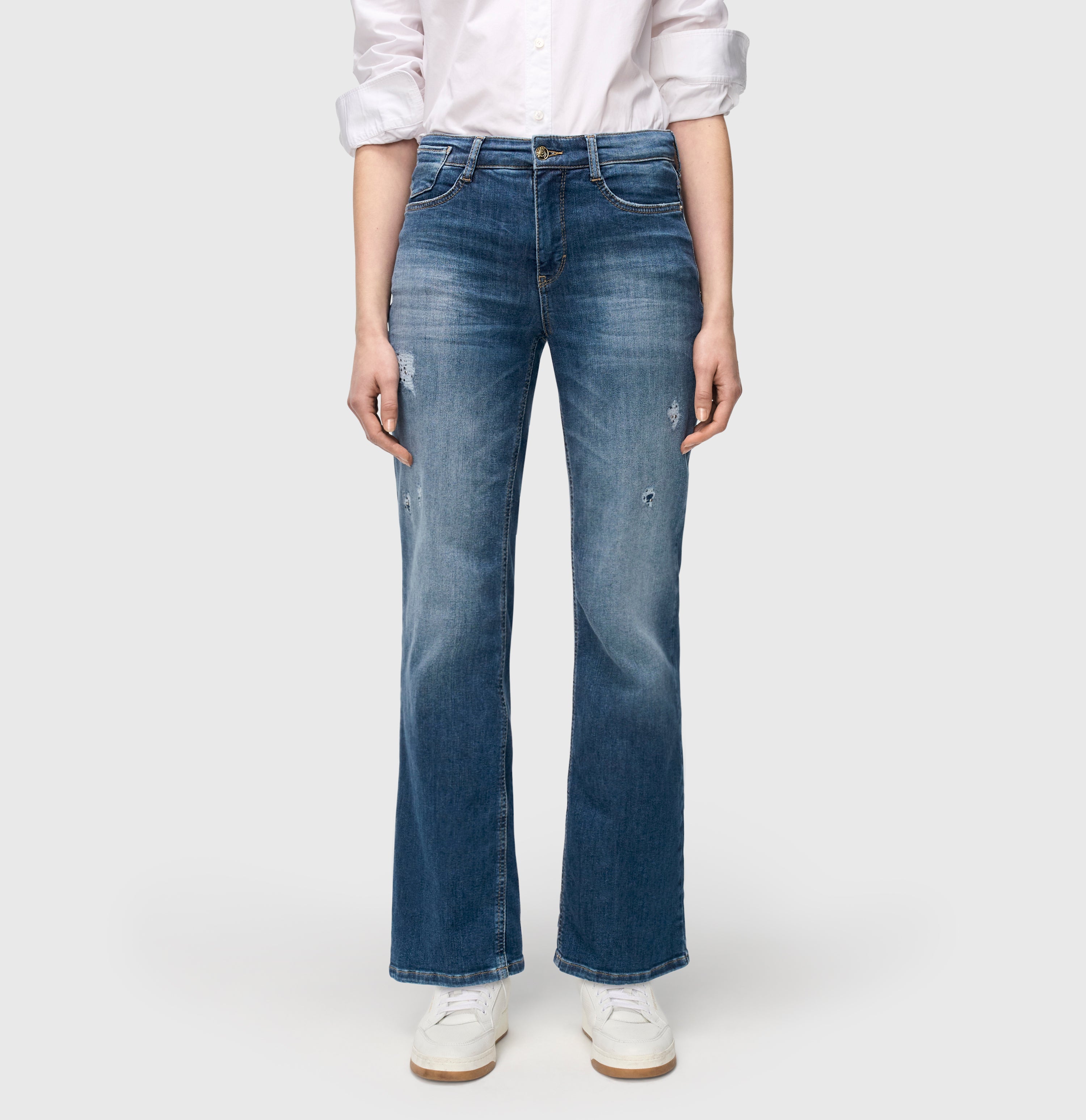 Flared fit with destroyed details and studs. | LAURA glam | indigo destroyed | Front view of model