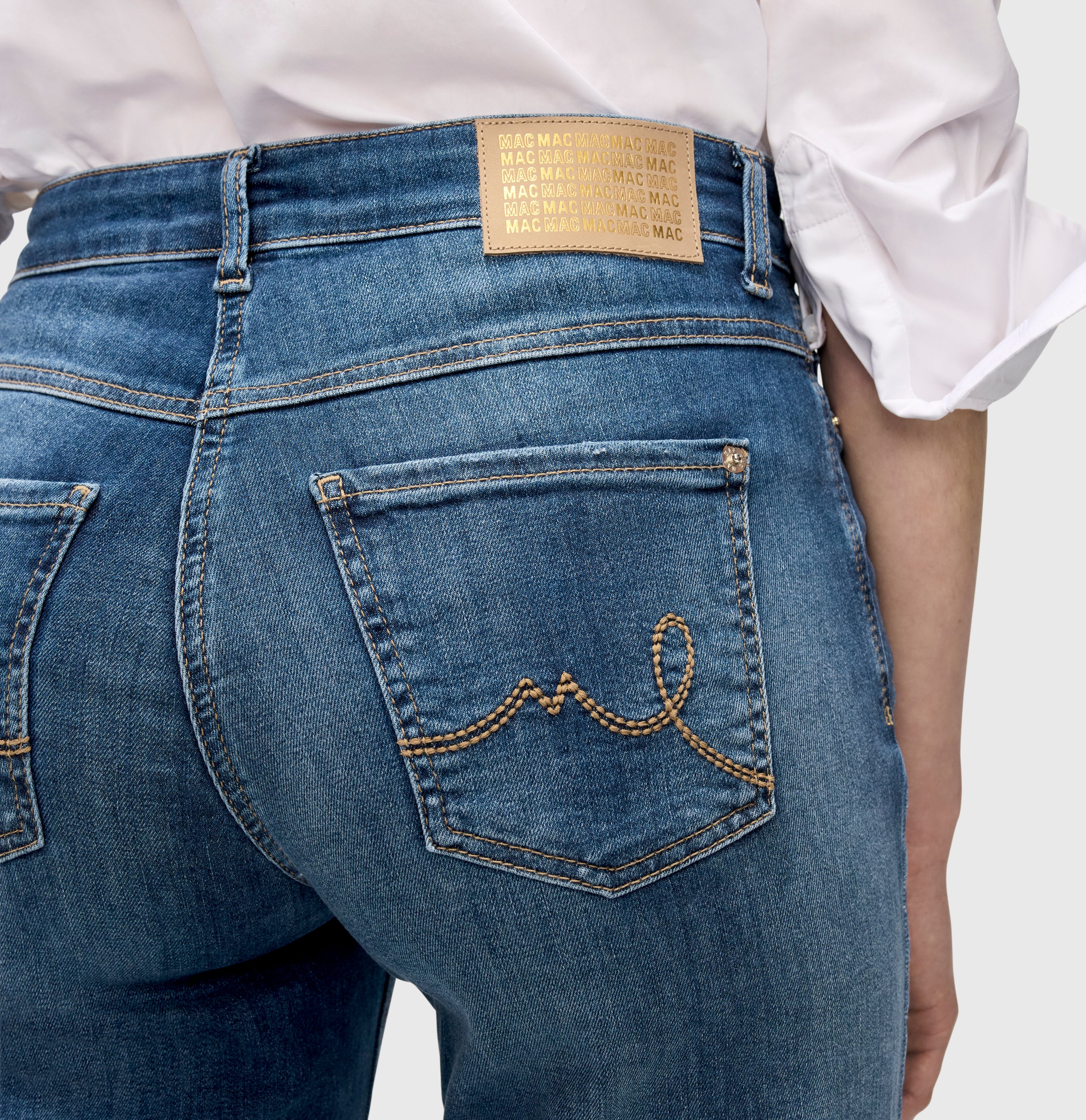 Flared fit with destroyed details and studs. | LAURA glam | indigo destroyed | Detailed view 3 of model