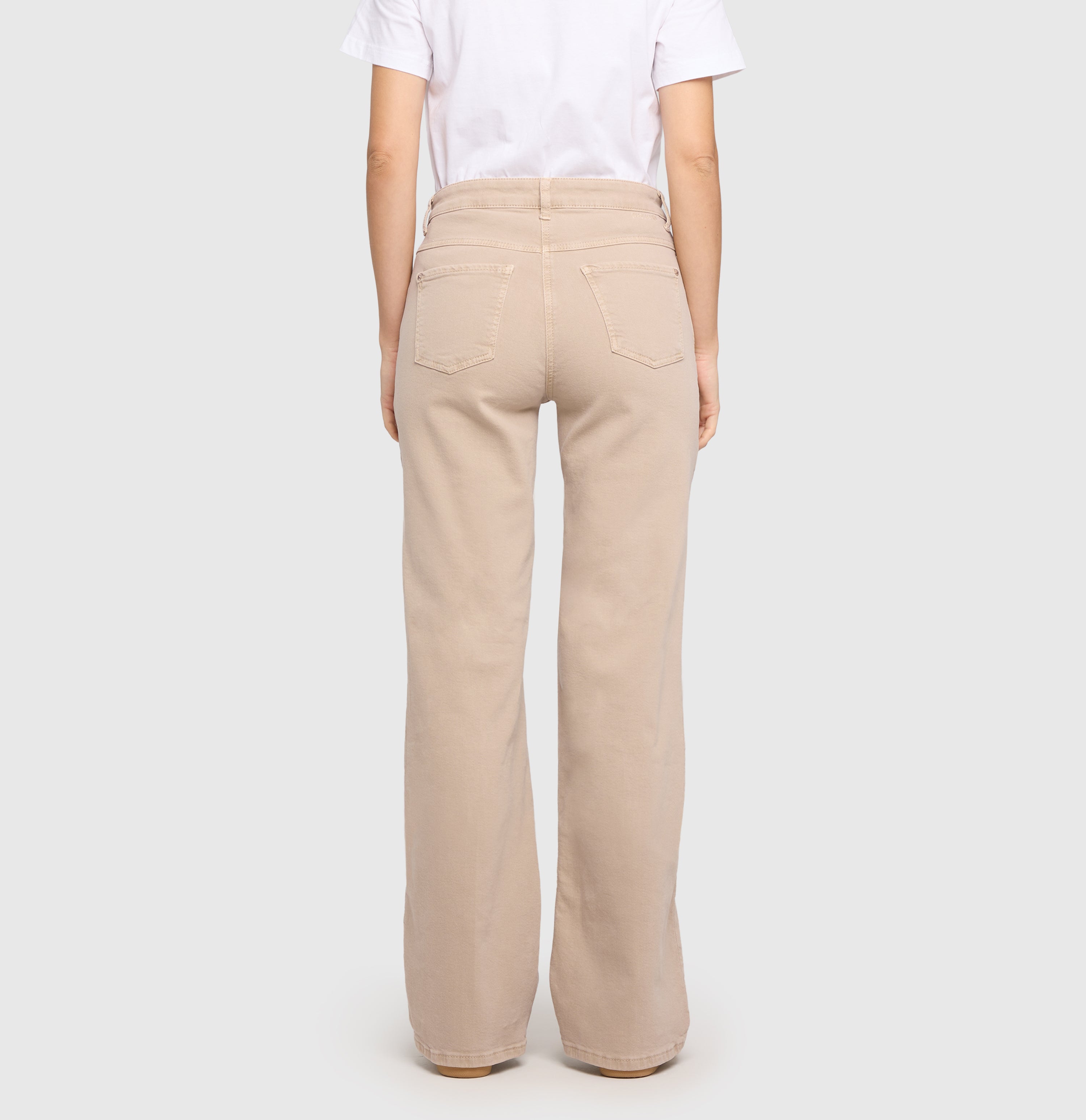 Wide coloured jeans with fine creases. | WIDE | light shadow | Back view of model