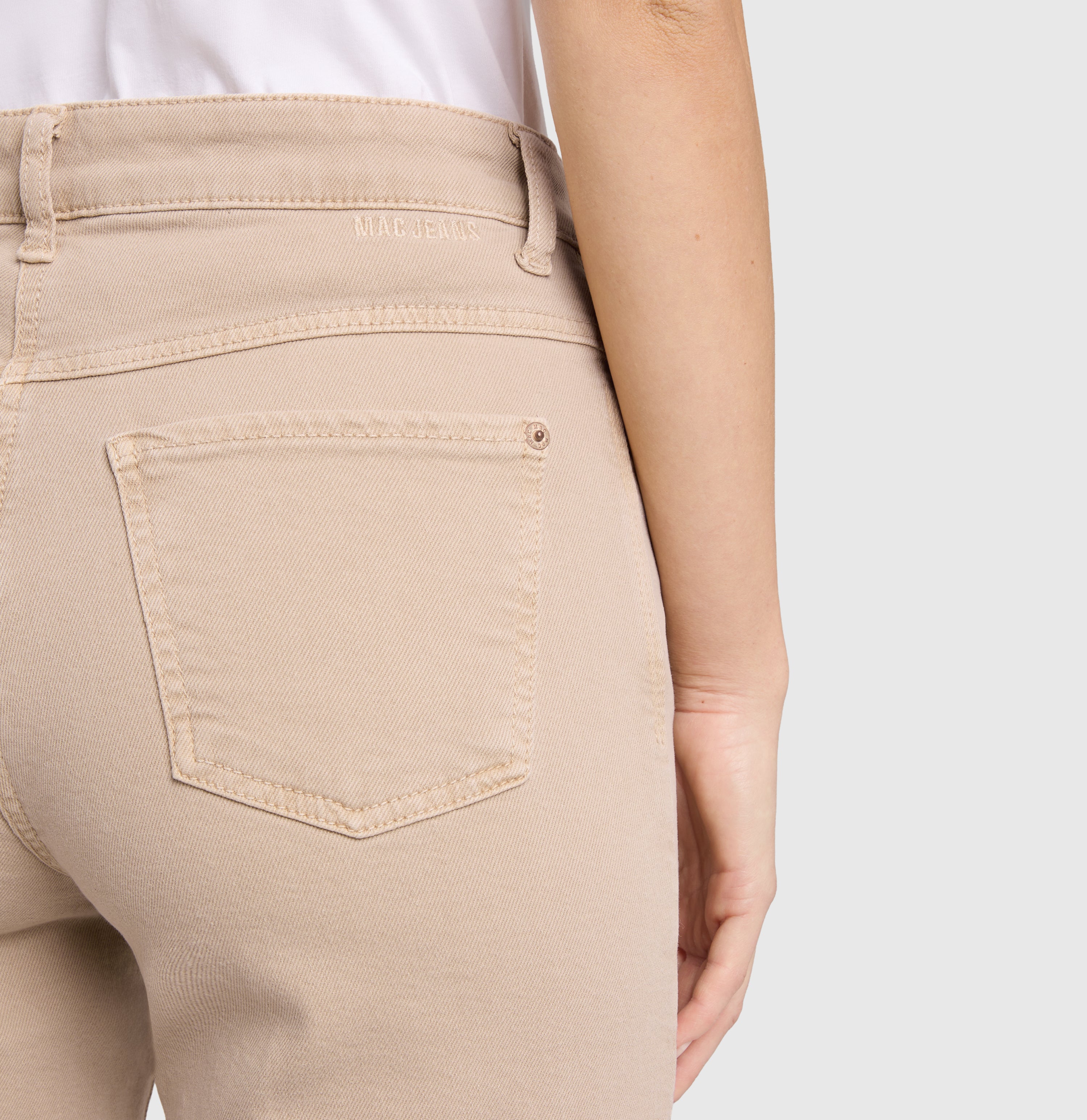 Wide coloured jeans with fine creases. | WIDE | light shadow | Detailed view 3 of model