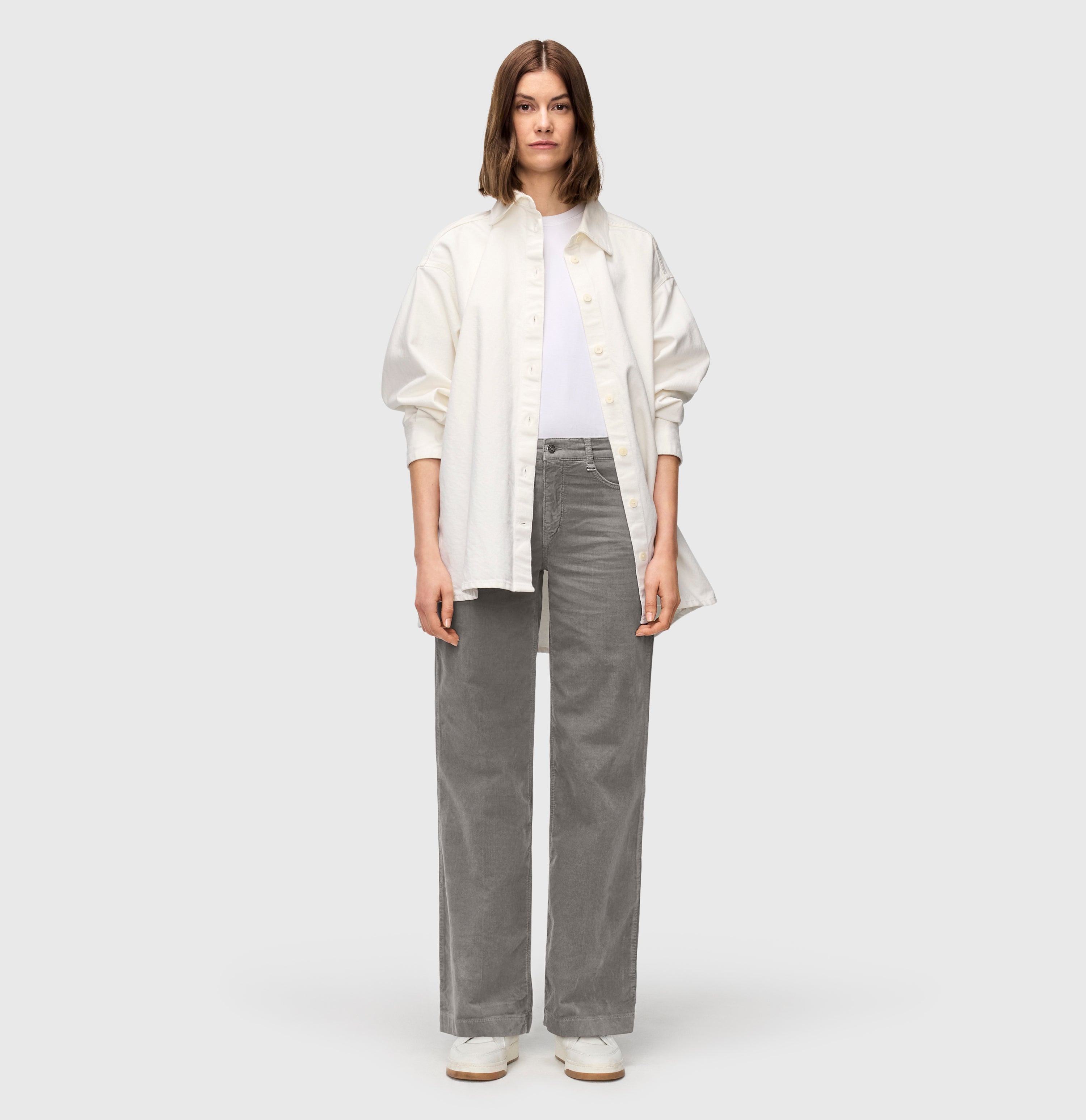 Wide, comfortable trousers made of soft baby corduroy. | WIDE | dark gull grey PPT | Full-body of model