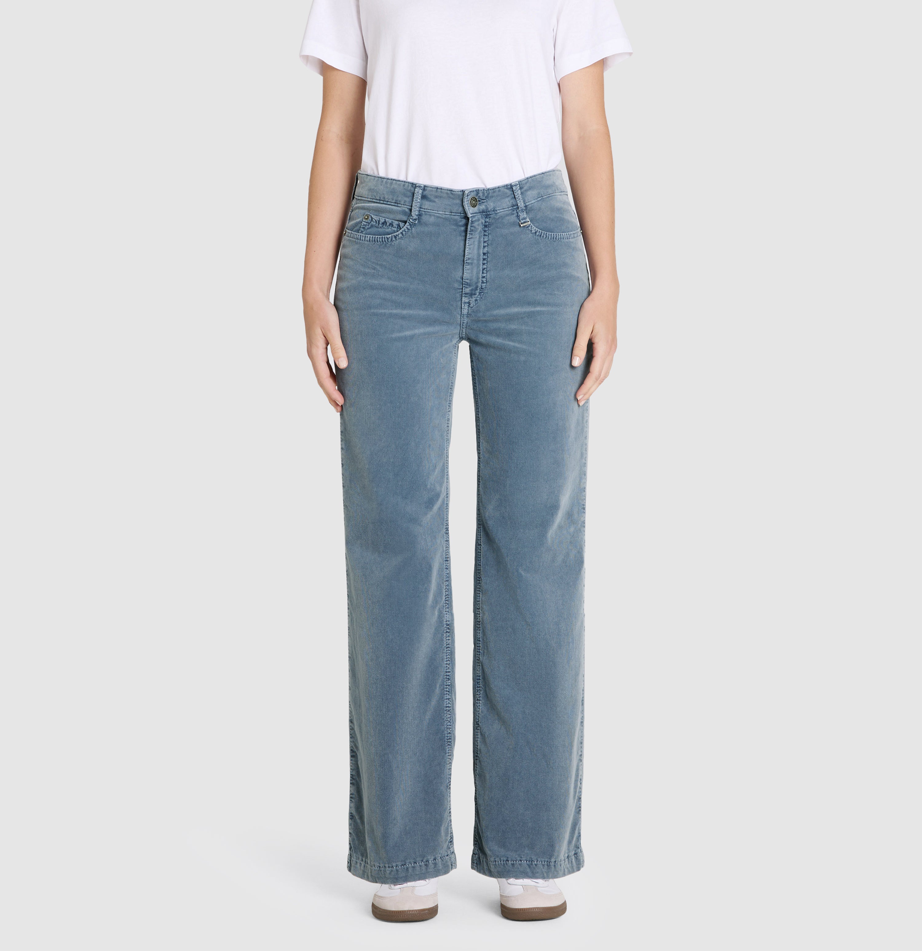 Wide, comfortable trousers made of soft baby corduroy. | WIDE | grisaille | Front view of model