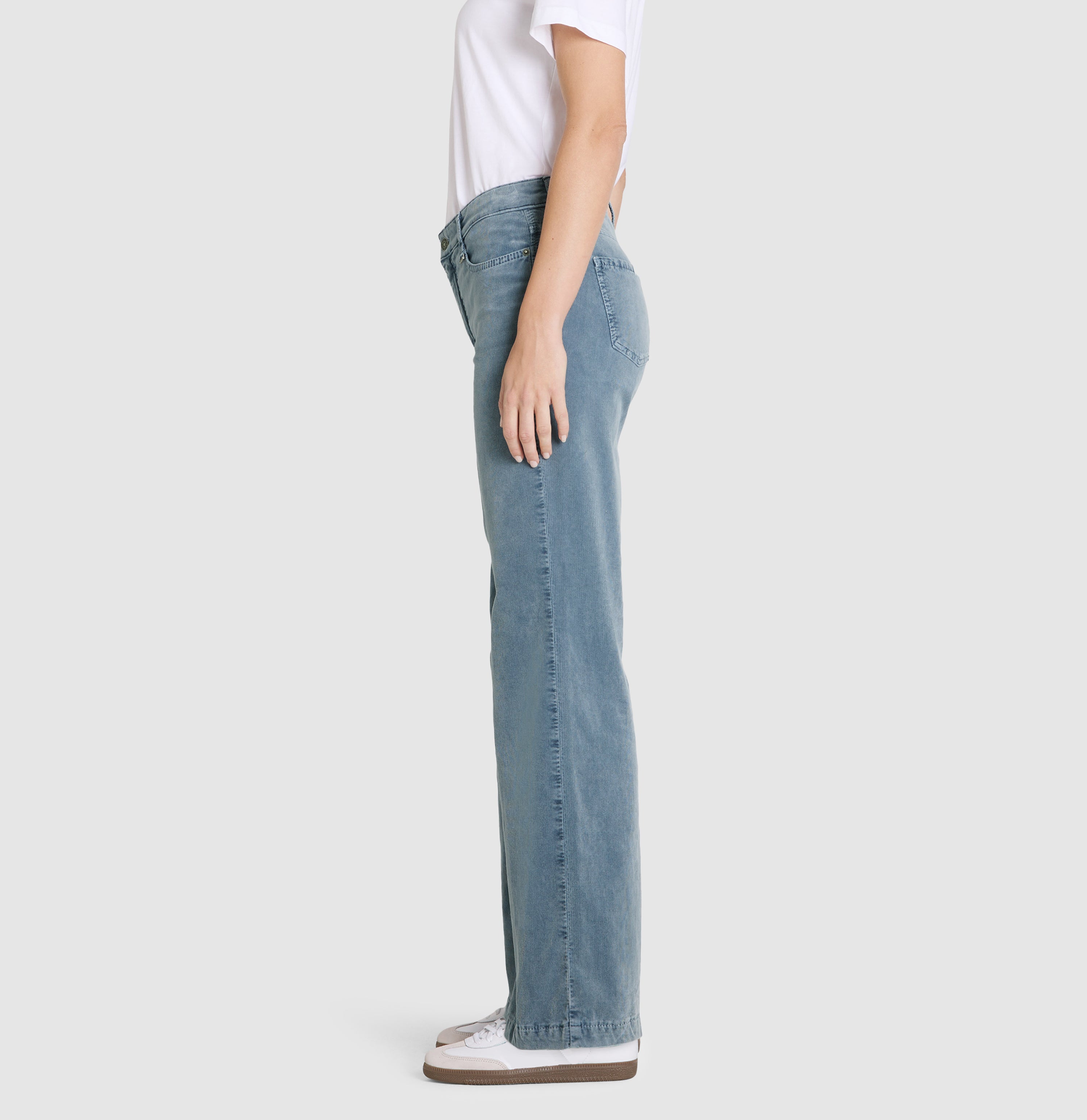 Wide, comfortable trousers made of soft baby corduroy. | WIDE | grisaille | Side view of model