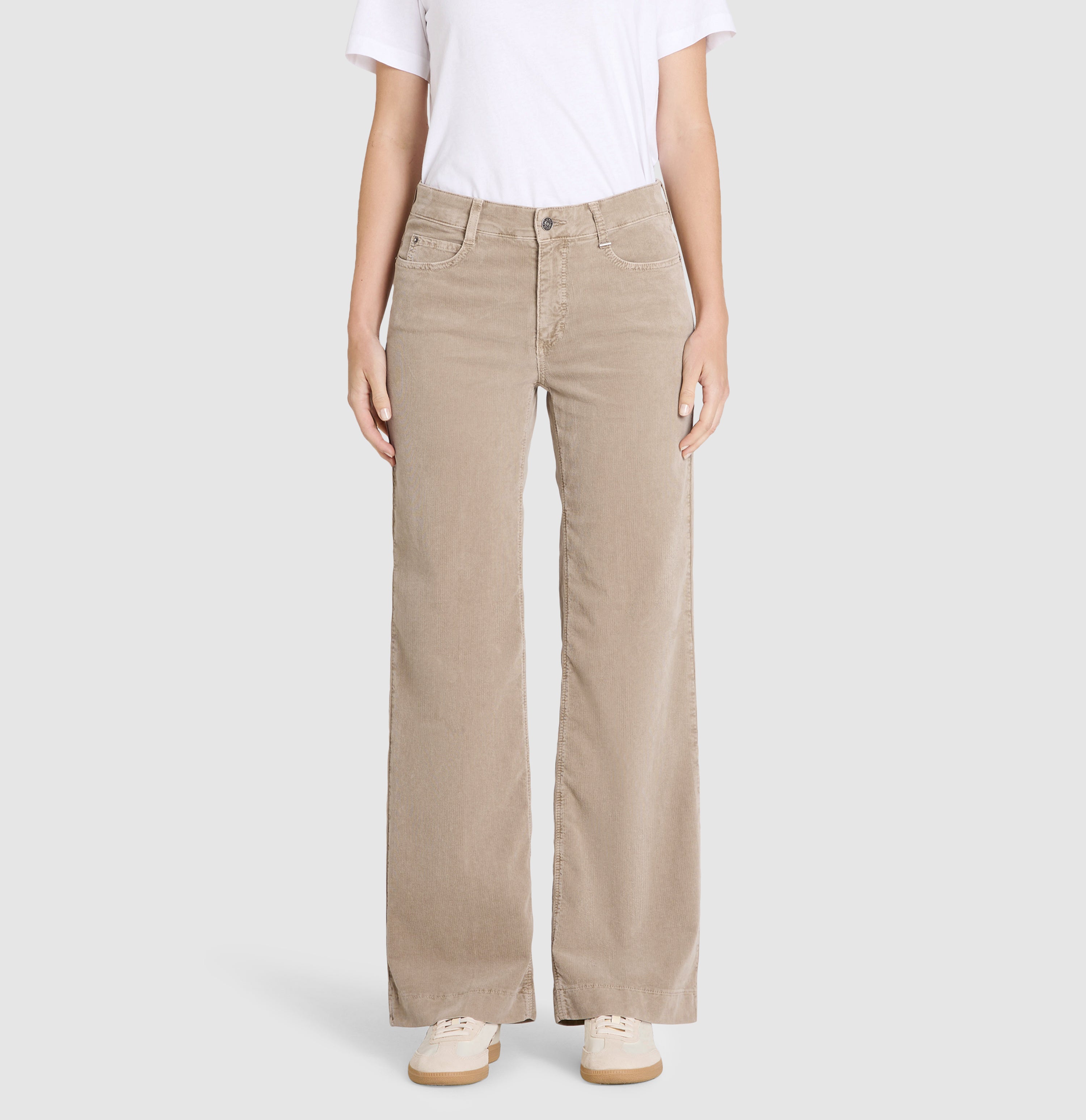 Wide, comfortable trousers made of soft baby corduroy. | WIDE | windspray beige | Front view of model