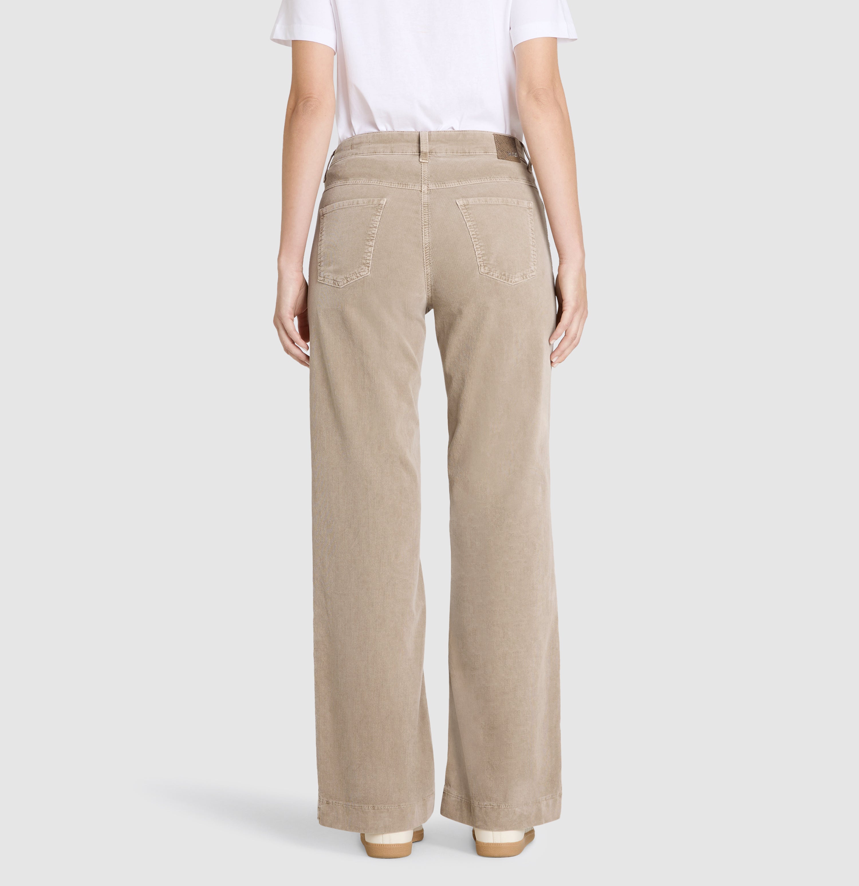 Wide, comfortable trousers made of soft baby corduroy. | WIDE | windspray beige | Back view of model