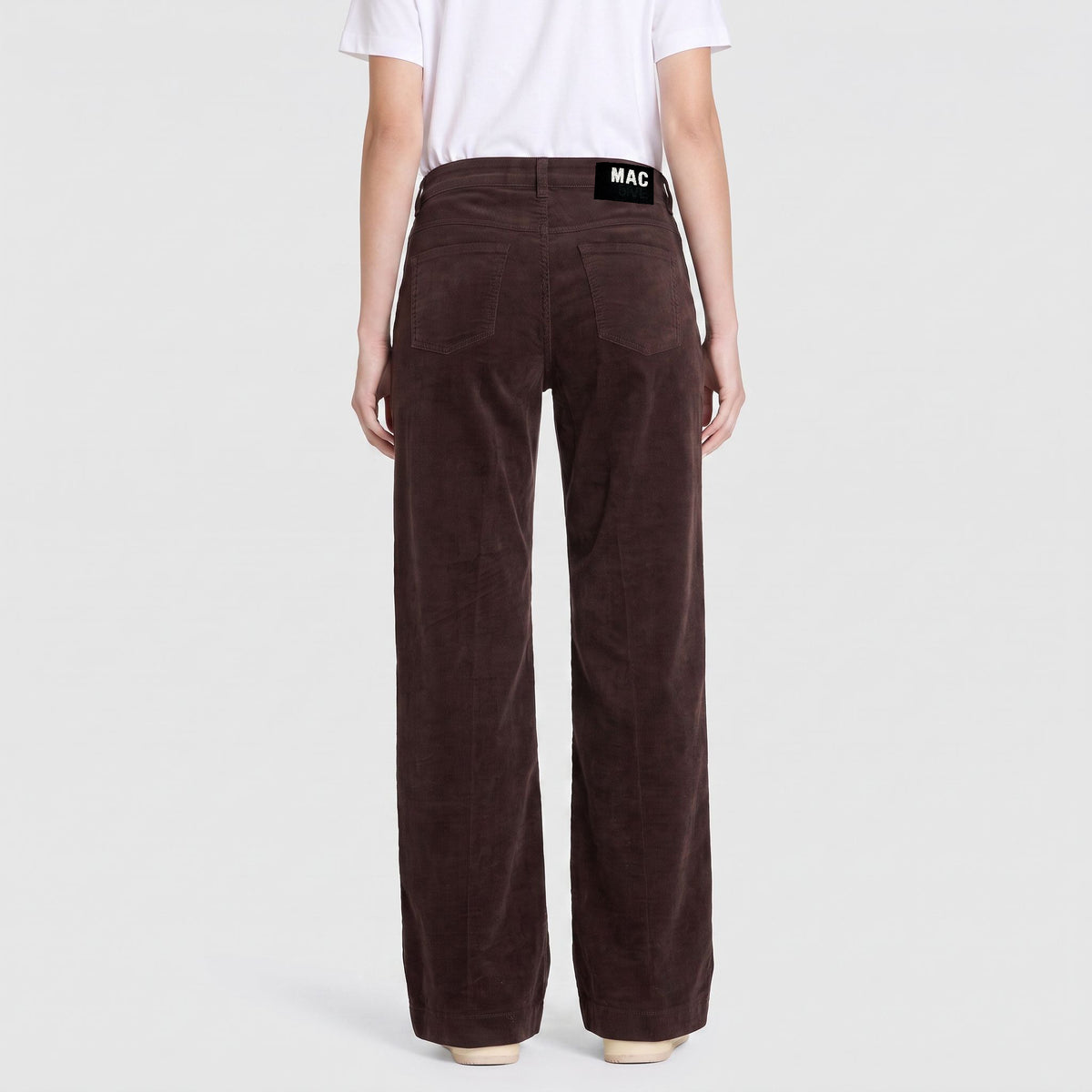 Wide trousers made of soft baby corduroy. | WIDE | truffle brown PPT | Back view of model