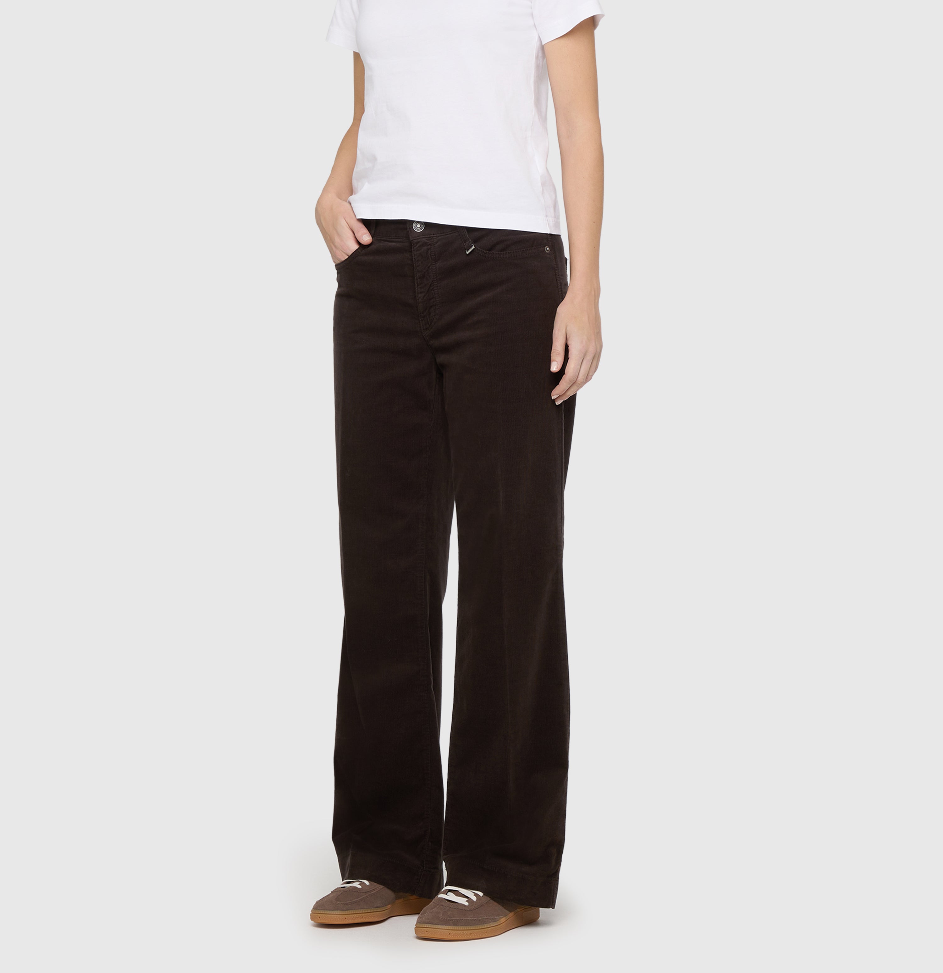 Wide, comfortable trousers made of soft baby corduroy. | WIDE | chocolate bean PPT | Front view of model