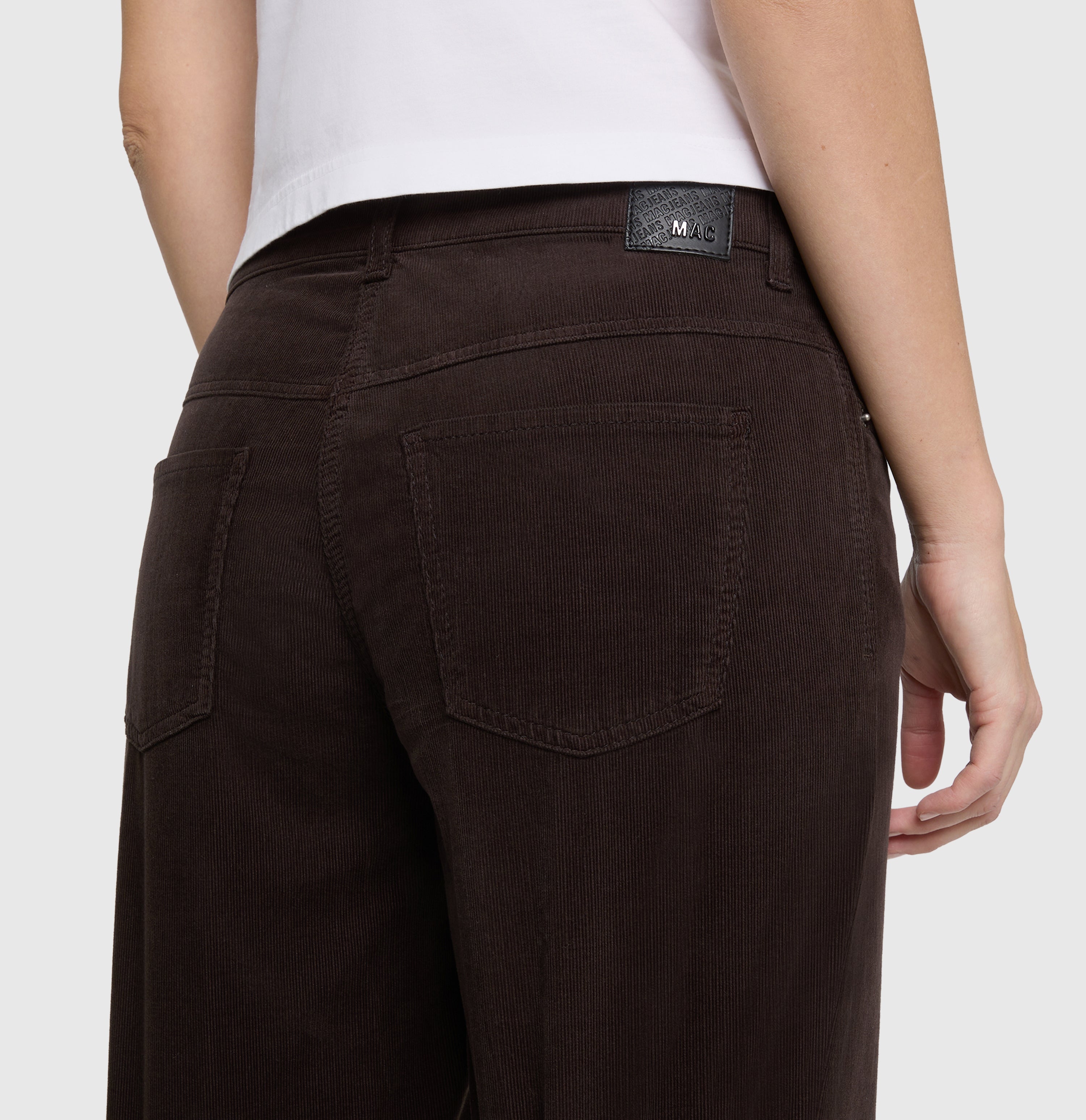 Wide, comfortable trousers made of soft baby corduroy. | WIDE | chocolate bean PPT | Detailed view 2 of model