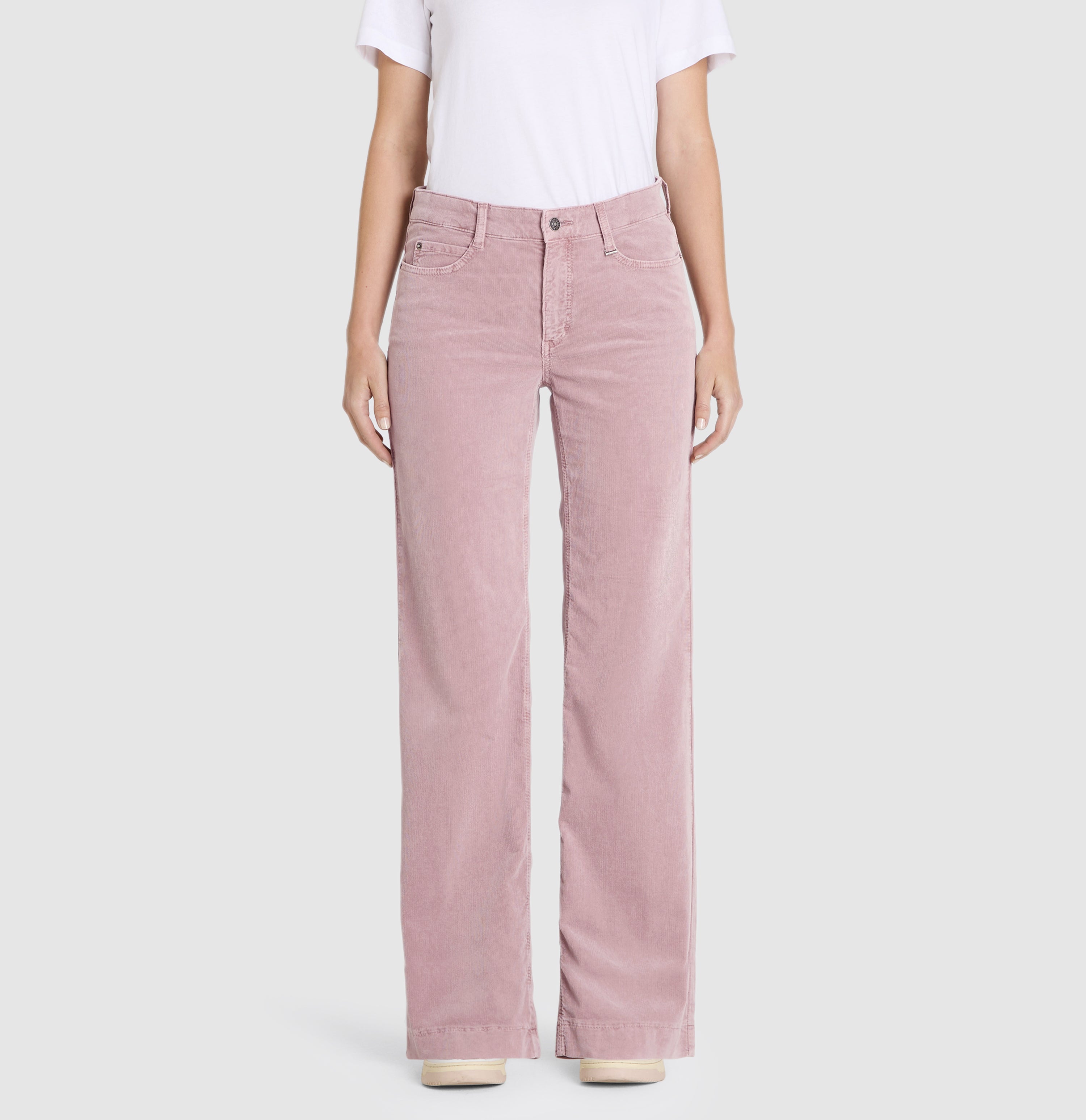 Wide, comfortable trousers made of soft baby corduroy. | WIDE | autumn rose | Front view of model