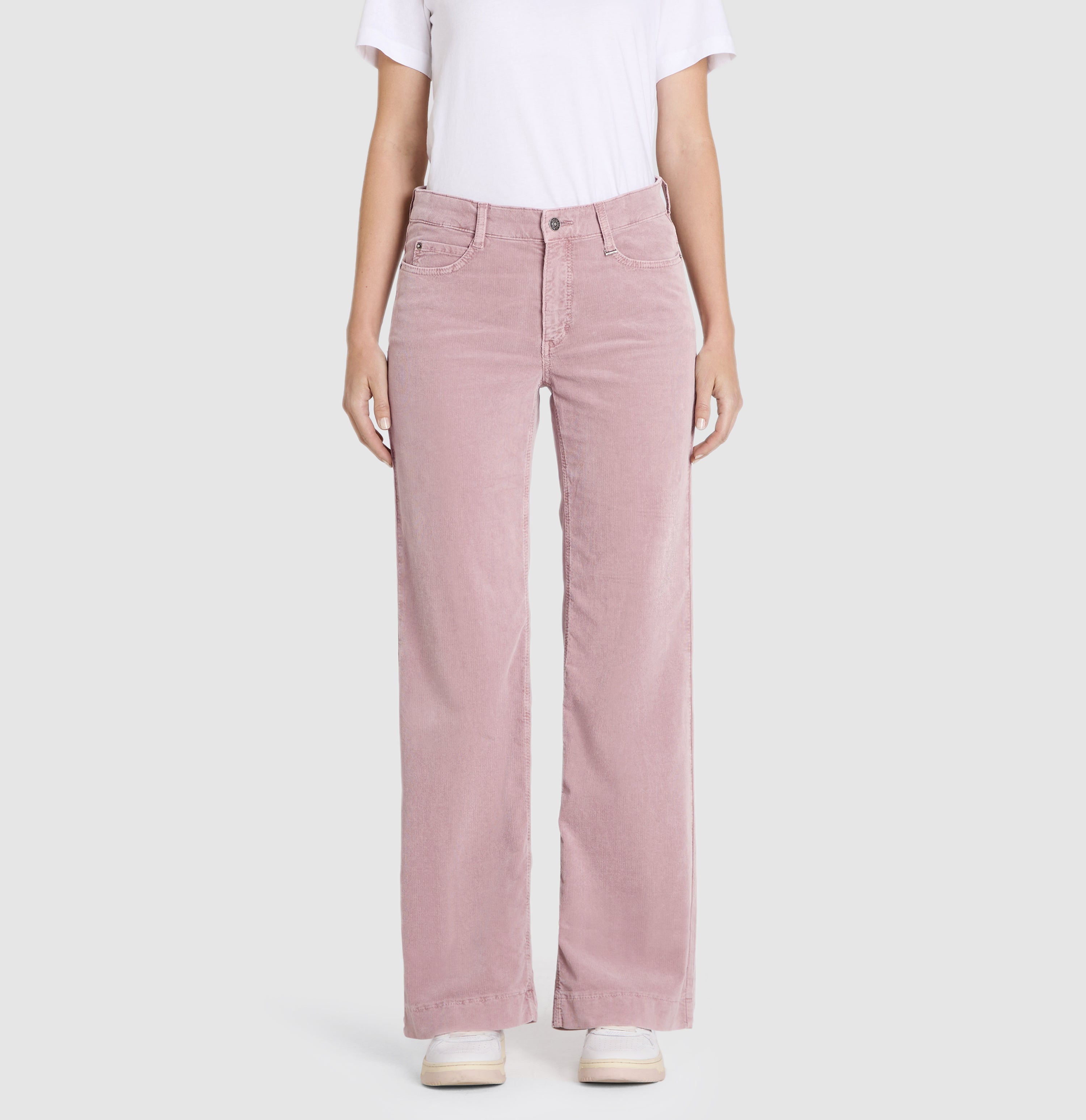 Wide, comfortable trousers made of soft baby corduroy. | WIDE | autumn rose | Front view of model