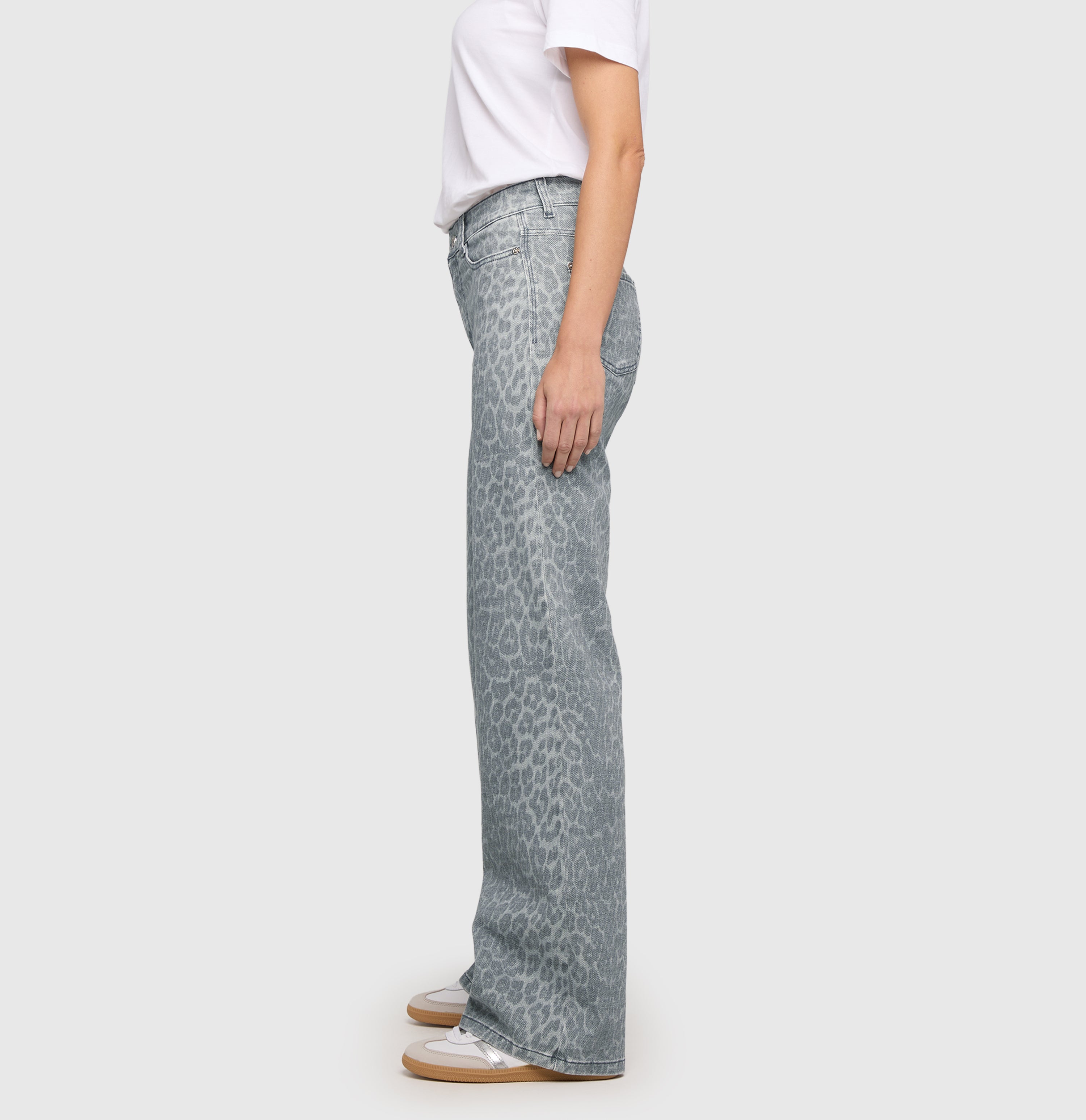 Wide fit with a modern leopard print. | WIDE | stormy weather leo | Side view of model