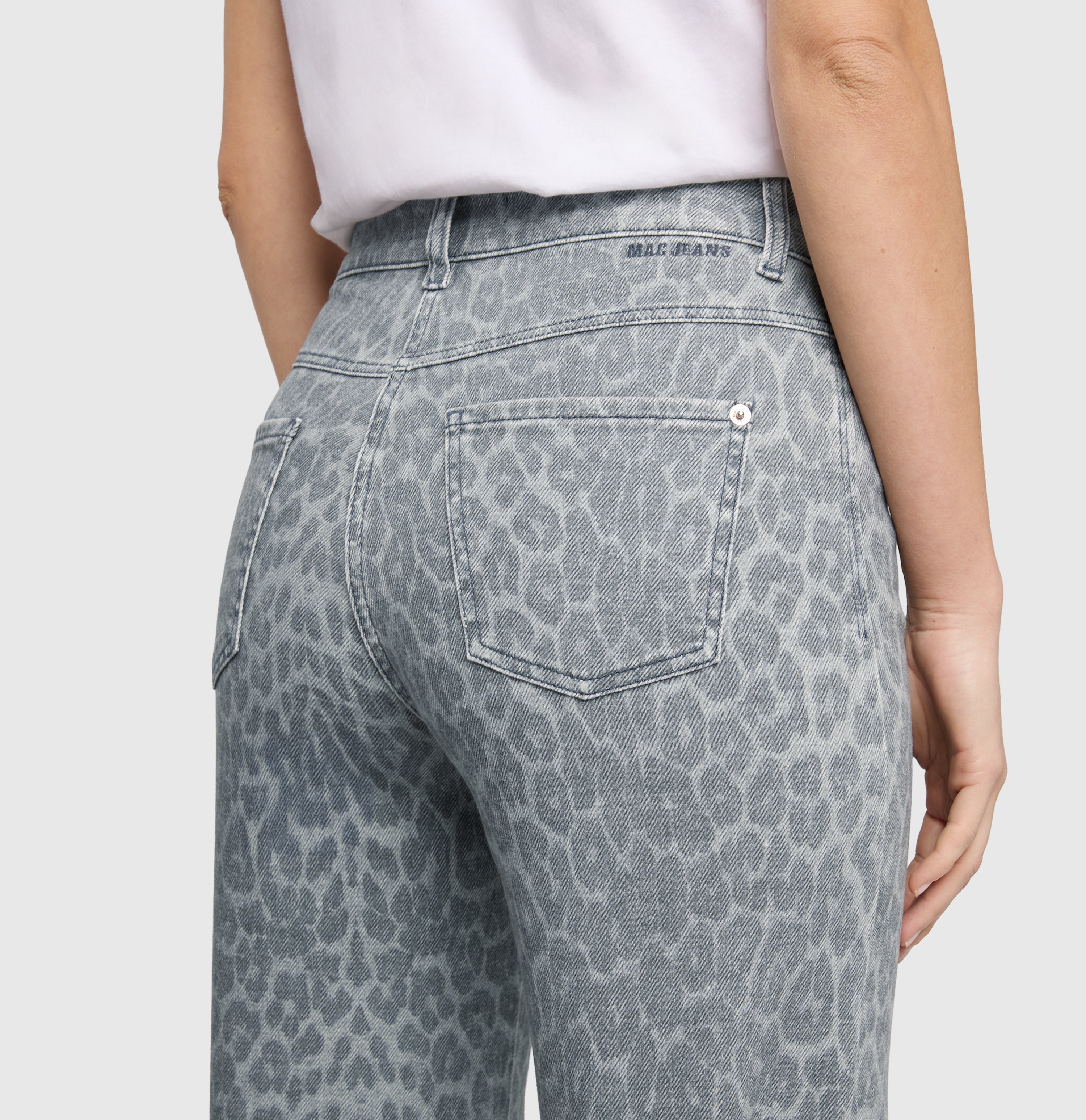 Wide fit with a modern leopard print. | WIDE | stormy weather leo | Detailed view 2 of model