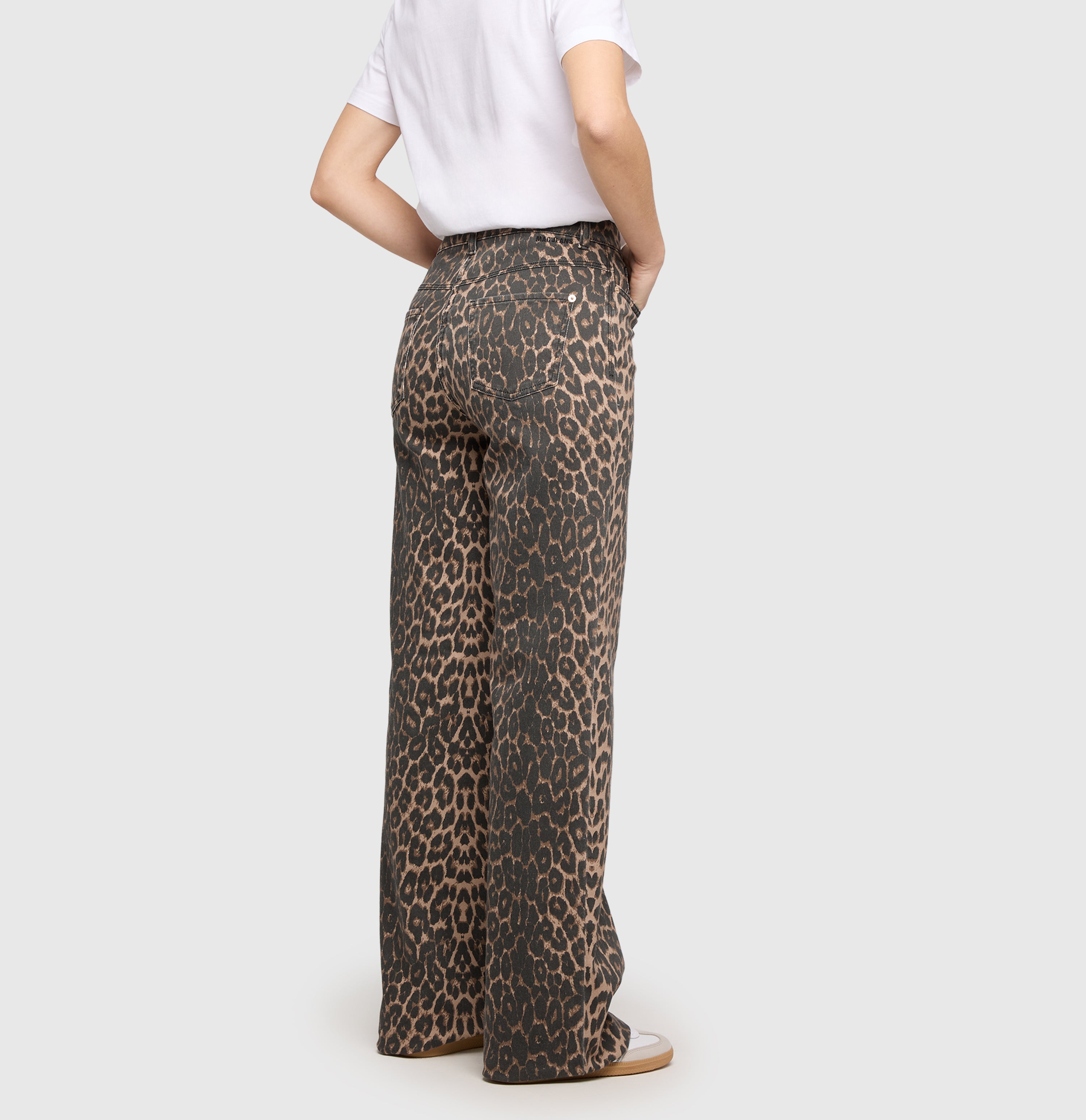 Wide fit with a modern leopard print. | WIDE | light cognac leo | Back view of model