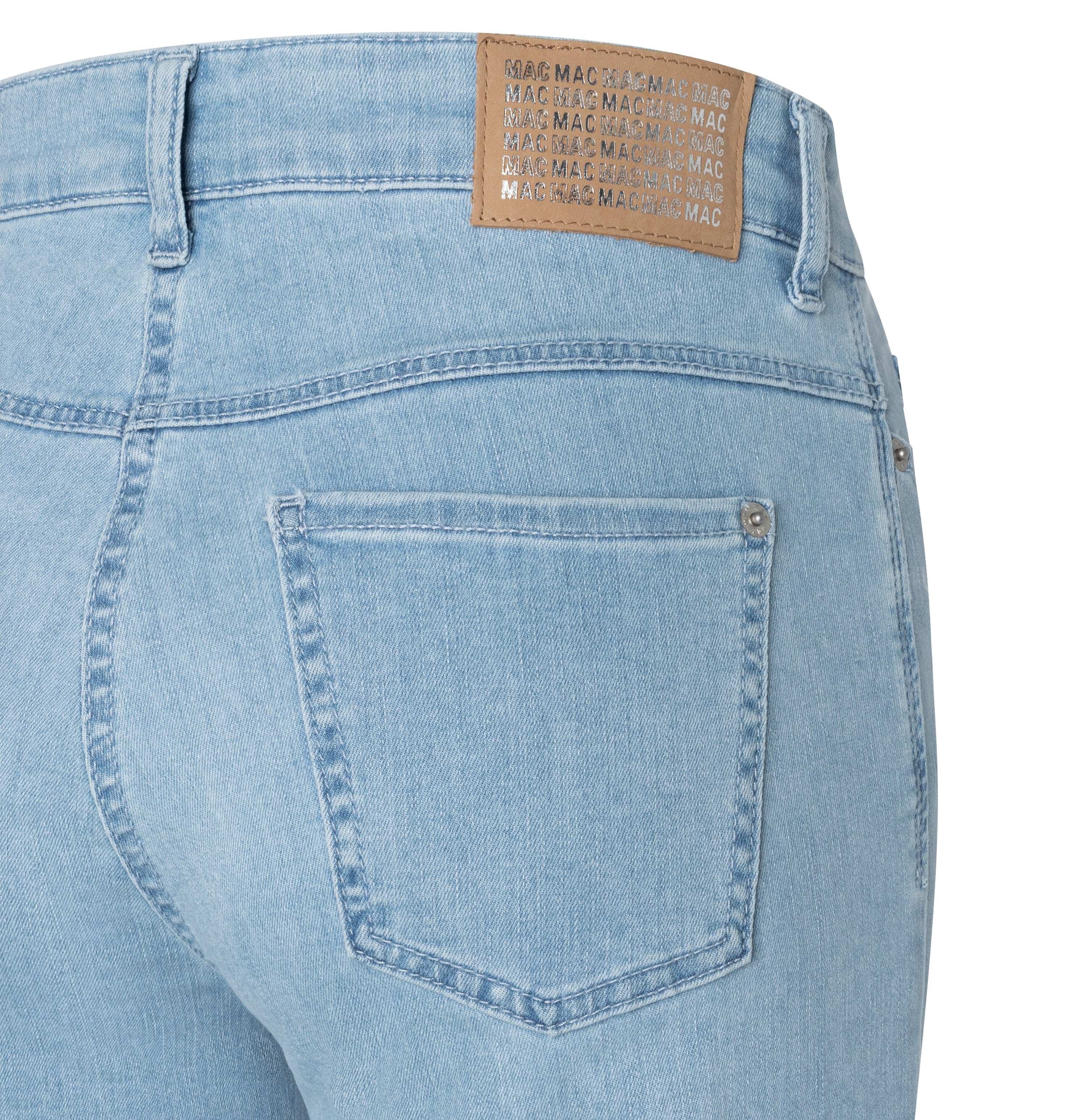 Wide fit with discreet creases. | S-NAME | S-FBBZ | Detail of bust