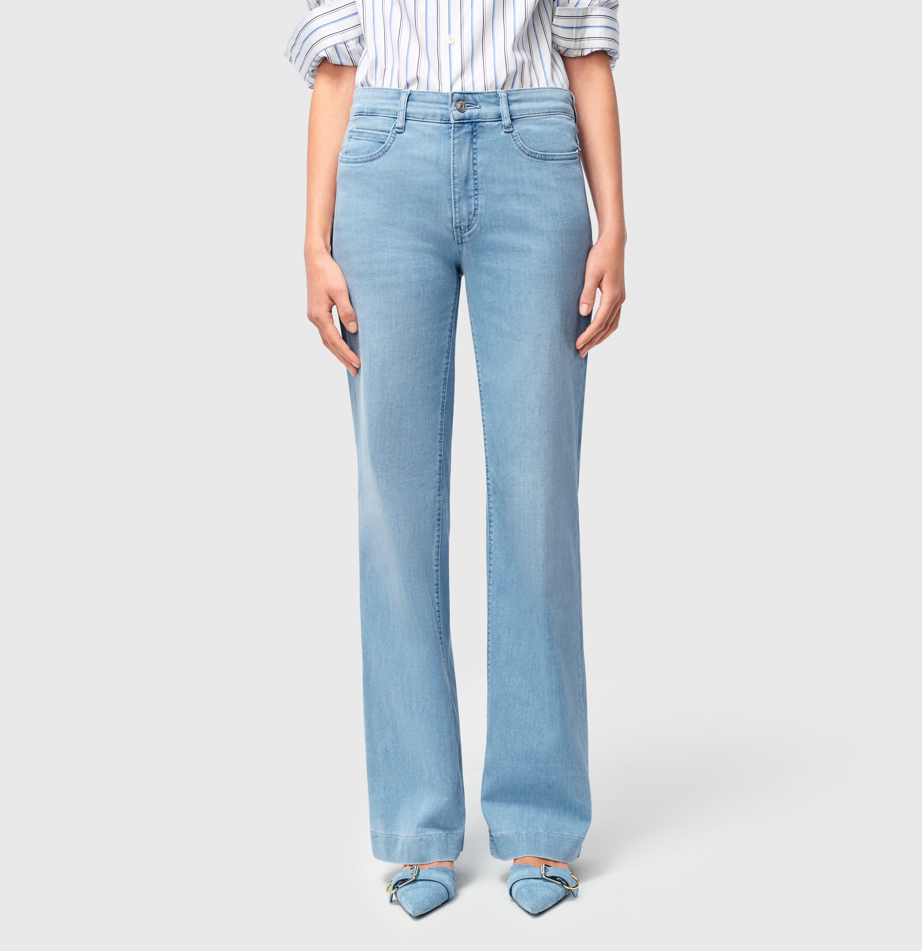 Wide fit in a flexible denim material. | WIDE | sun bleach authentic | Front view of model