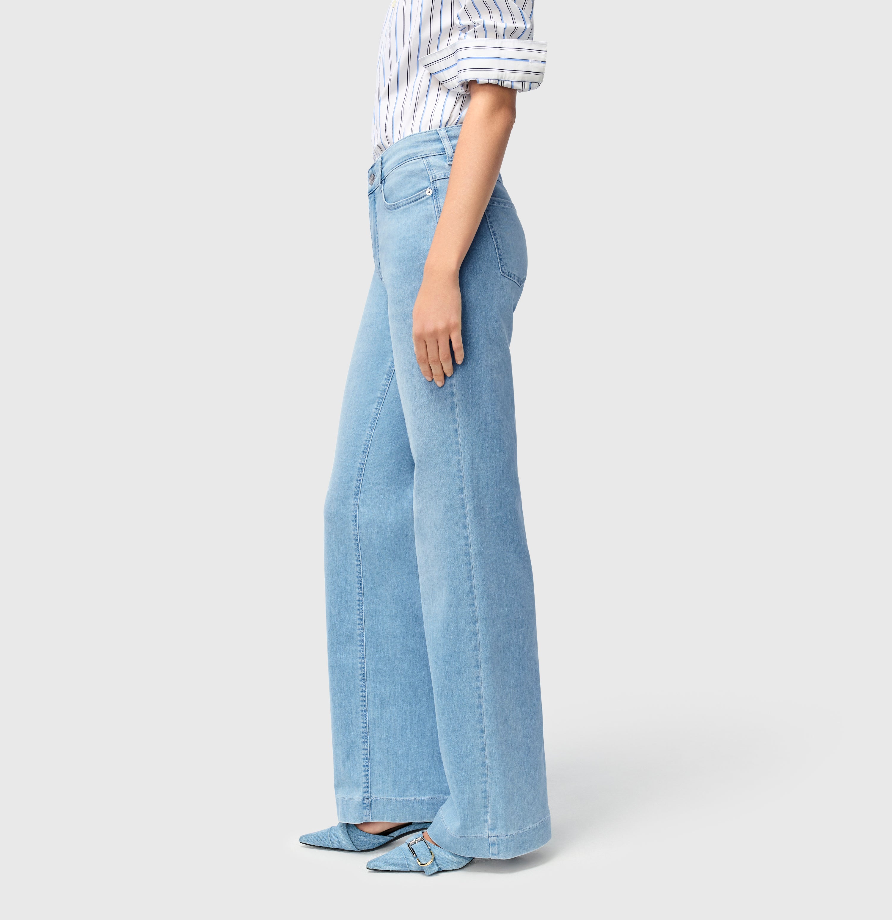 Wide fit in a flexible denim material. | WIDE | sun bleach authentic | Side view of model