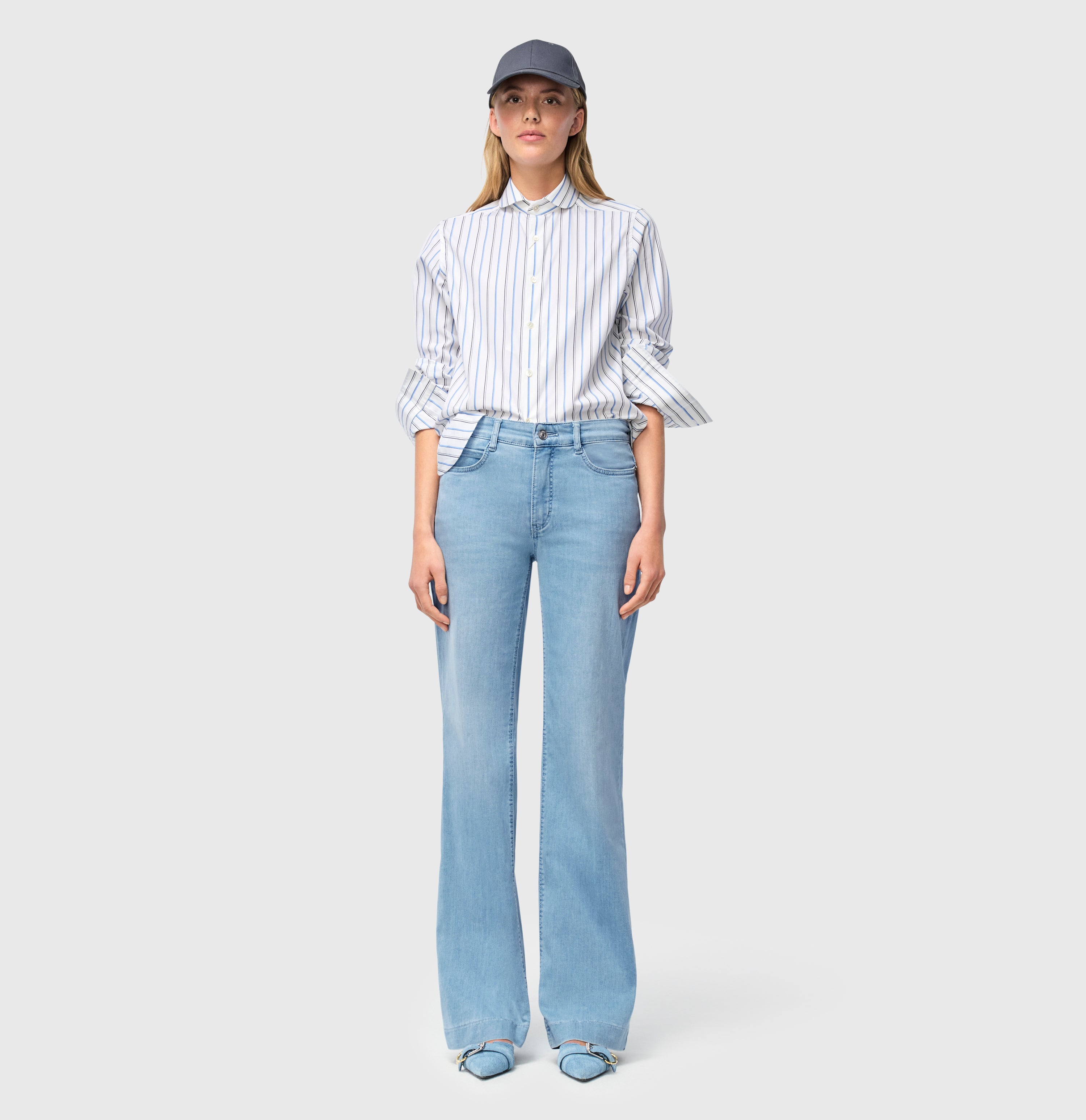 Wide fit in a flexible denim material. | WIDE | sun bleach authentic | Full-body of model
