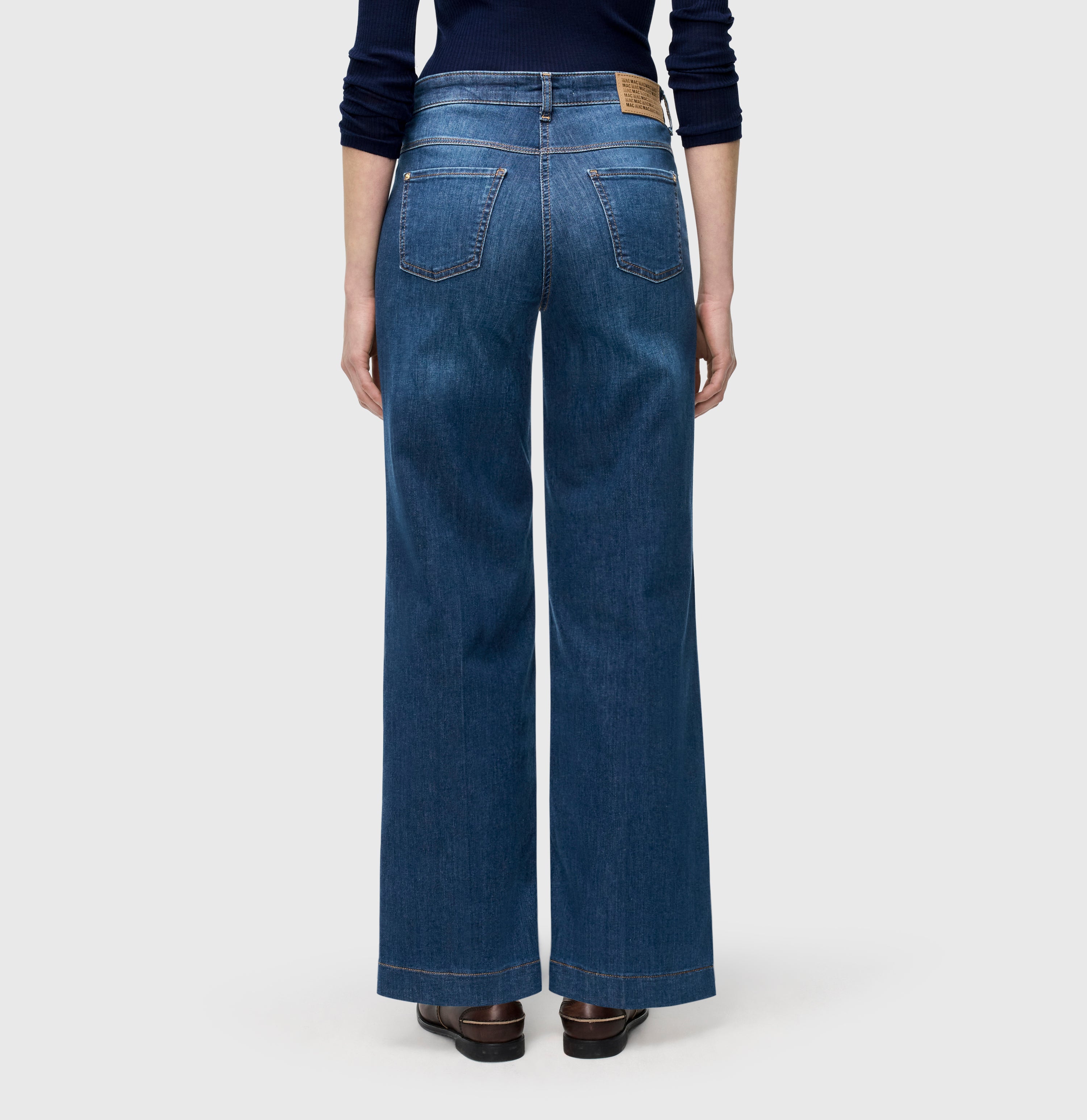 Wide, elastic jeans with an authentic look. | S-NAME | S-FBBZ | Back view of model