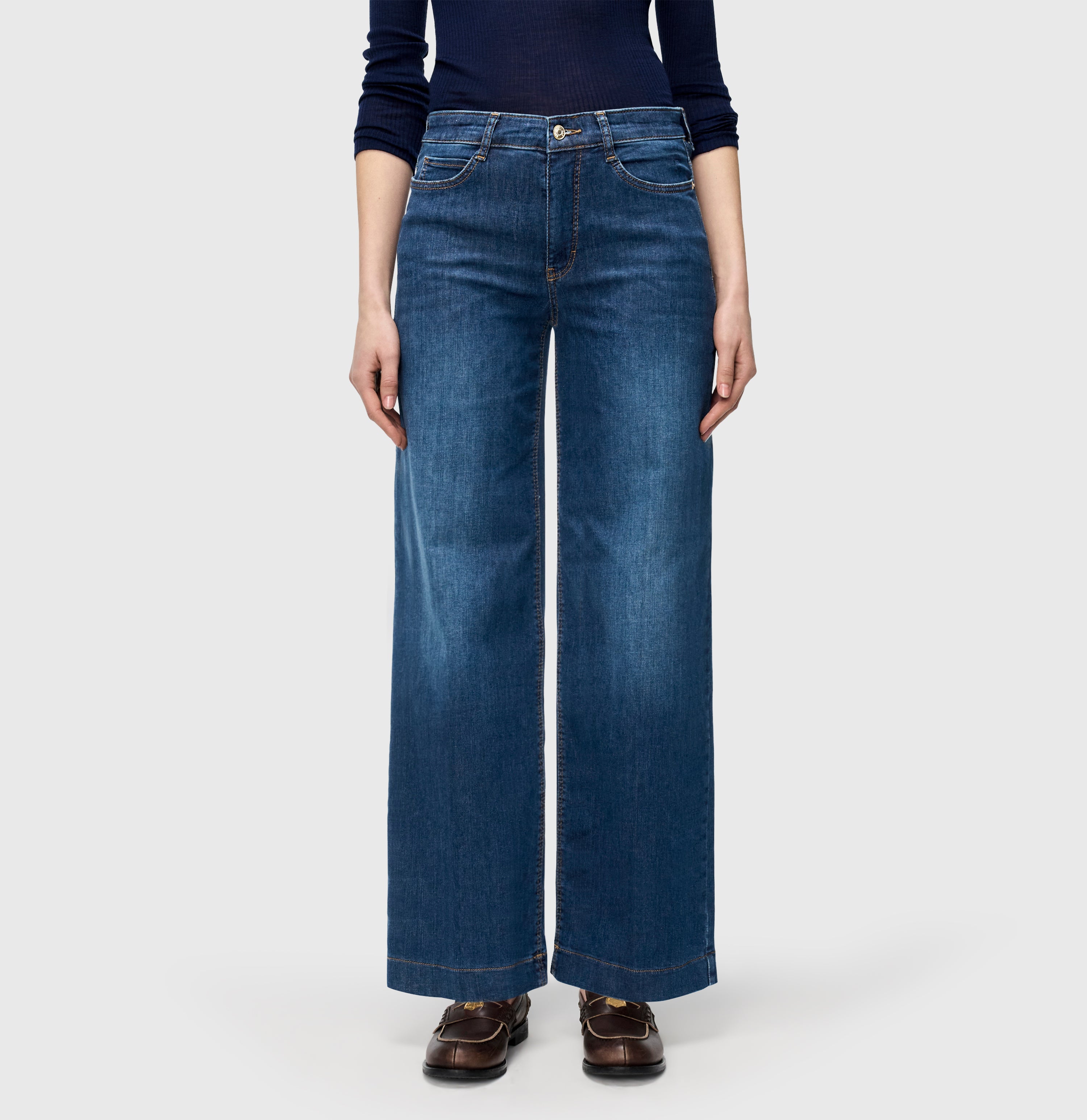 Wide, elastic jeans with an authentic look. | S-NAME | S-FBBZ | Side view of model