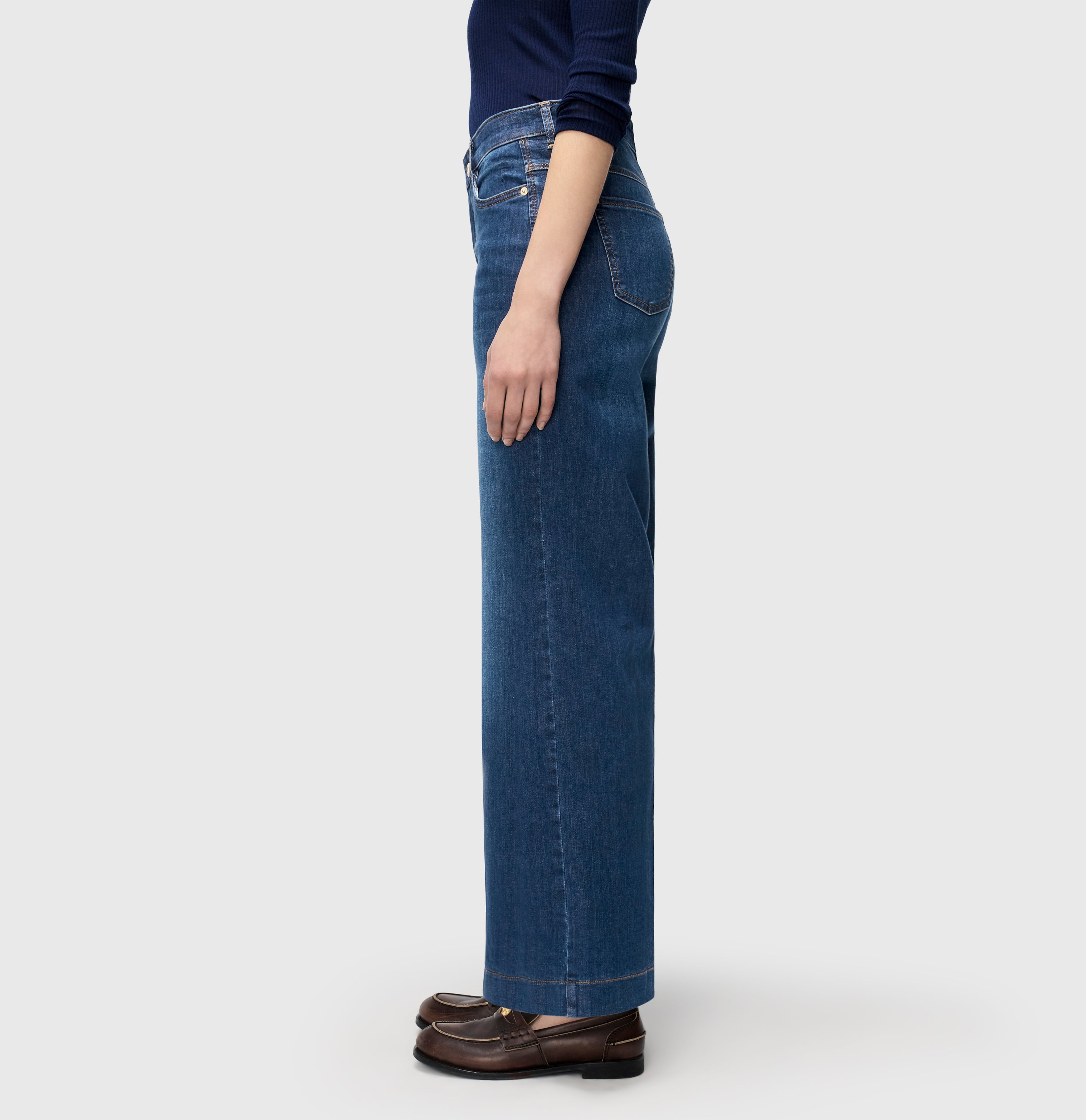 Wide jeans with fine creases. | WIDE | fashion blue washed | Detailed view 2 of model