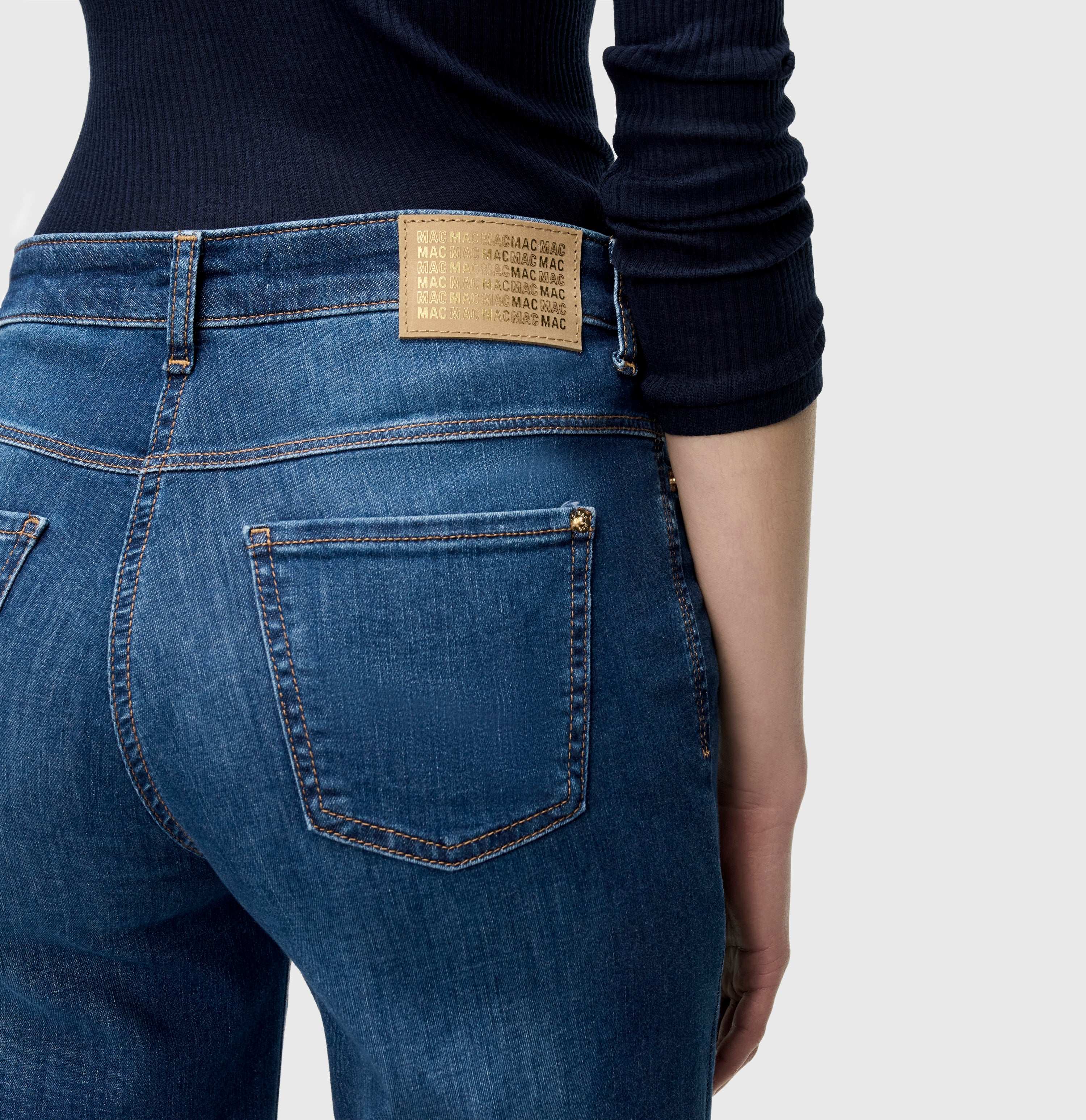 Wide, elastic jeans with an authentic look. | WIDE | fashion blue washed | Detailed view 3 of model