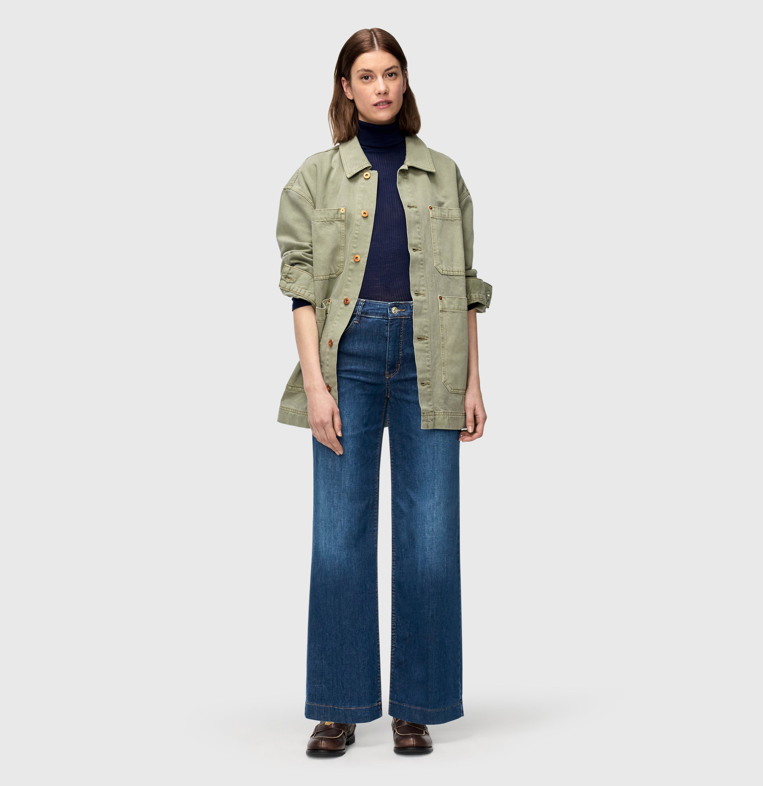 Wide, elastic jeans with an authentic look. | S-NAME | S-FBBZ | Full-body of model