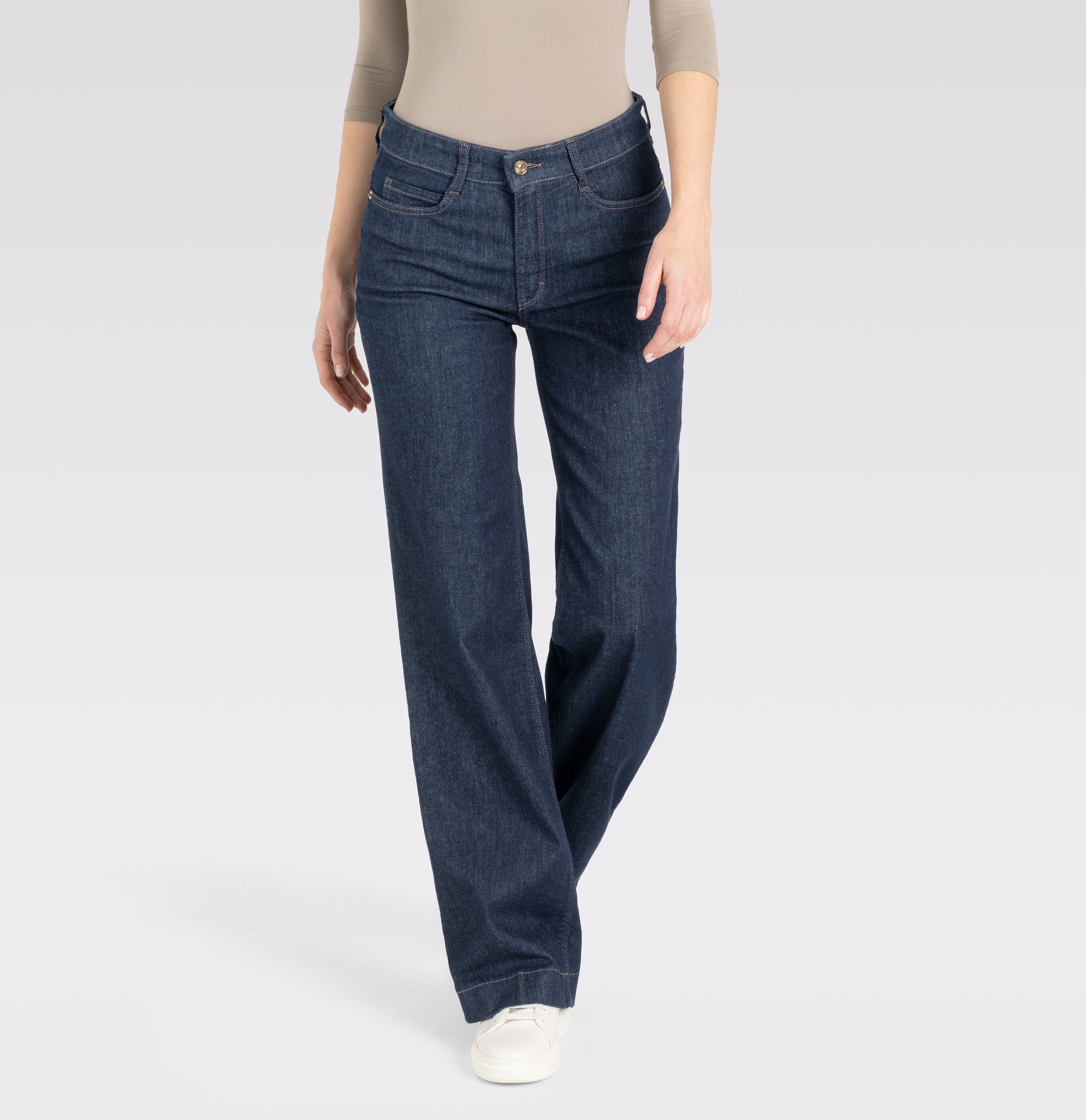 Wide, elastic jeans with an authentic look. | S-NAME | S-FBBZ | Front view of model