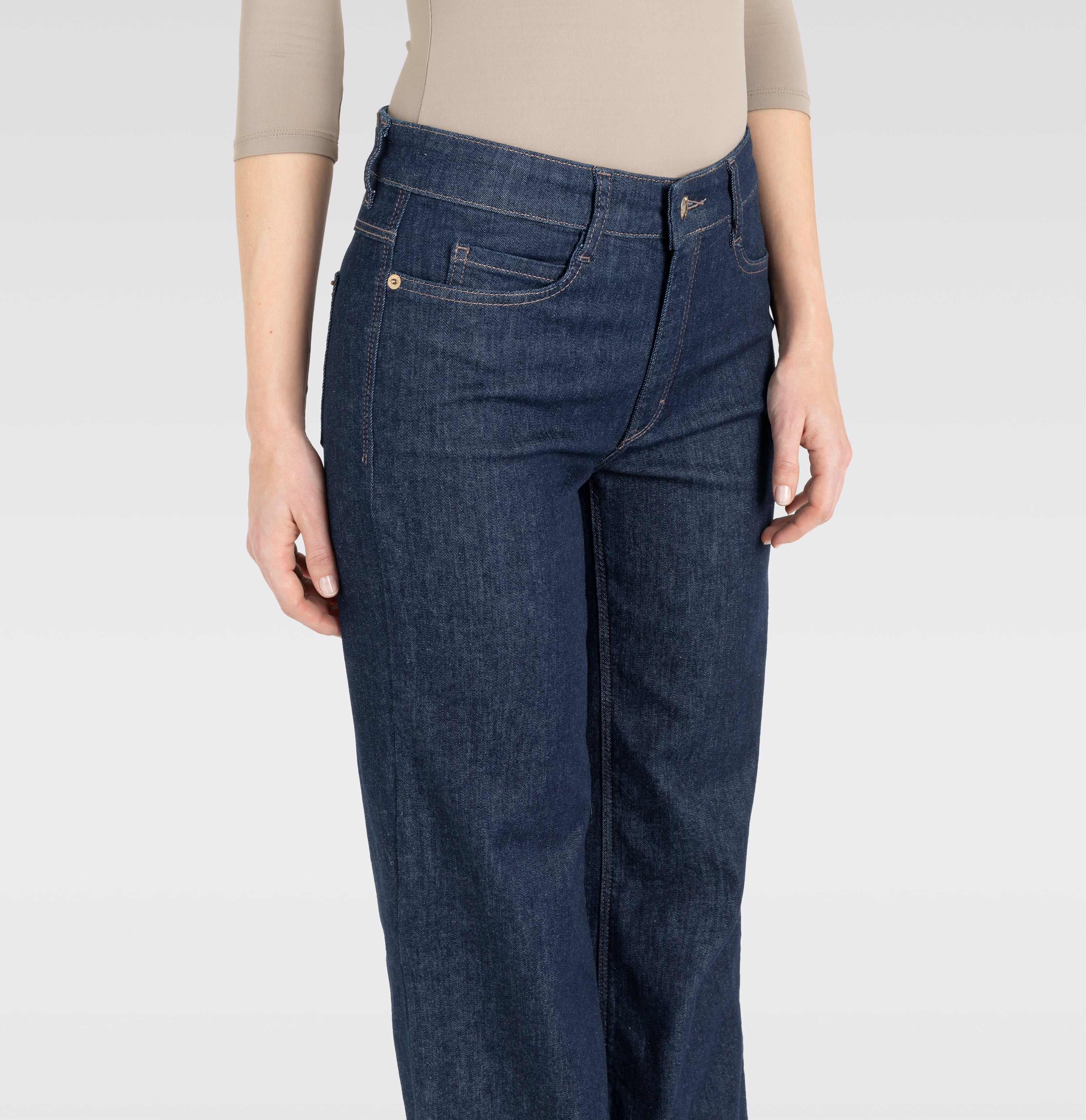 Wide, elastic jeans with an authentic look. | S-NAME | S-FBBZ | Side view of model