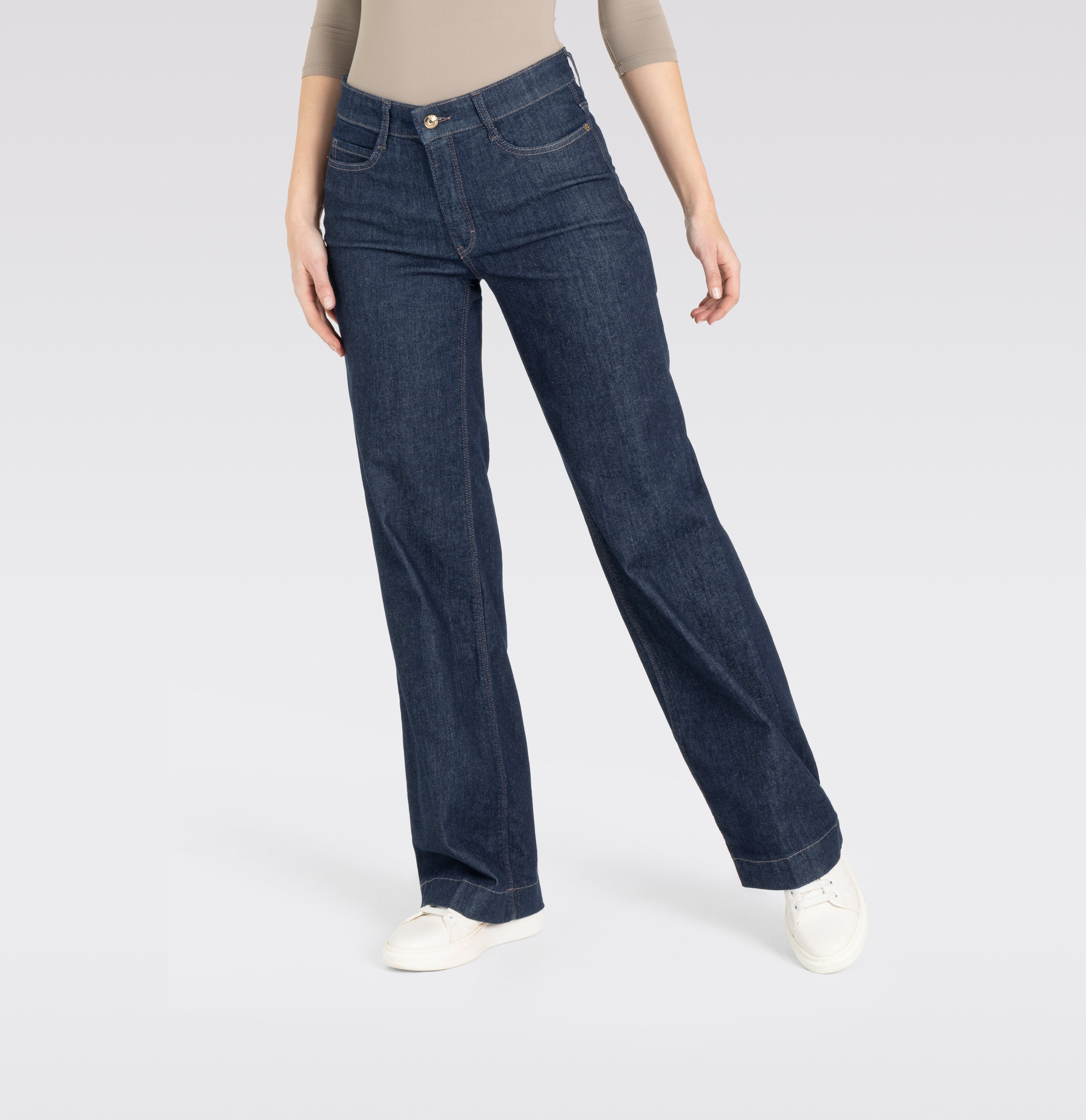 Wide jeans with fine creases. | WIDE | fashion rinsed | Detailed view 3 of model