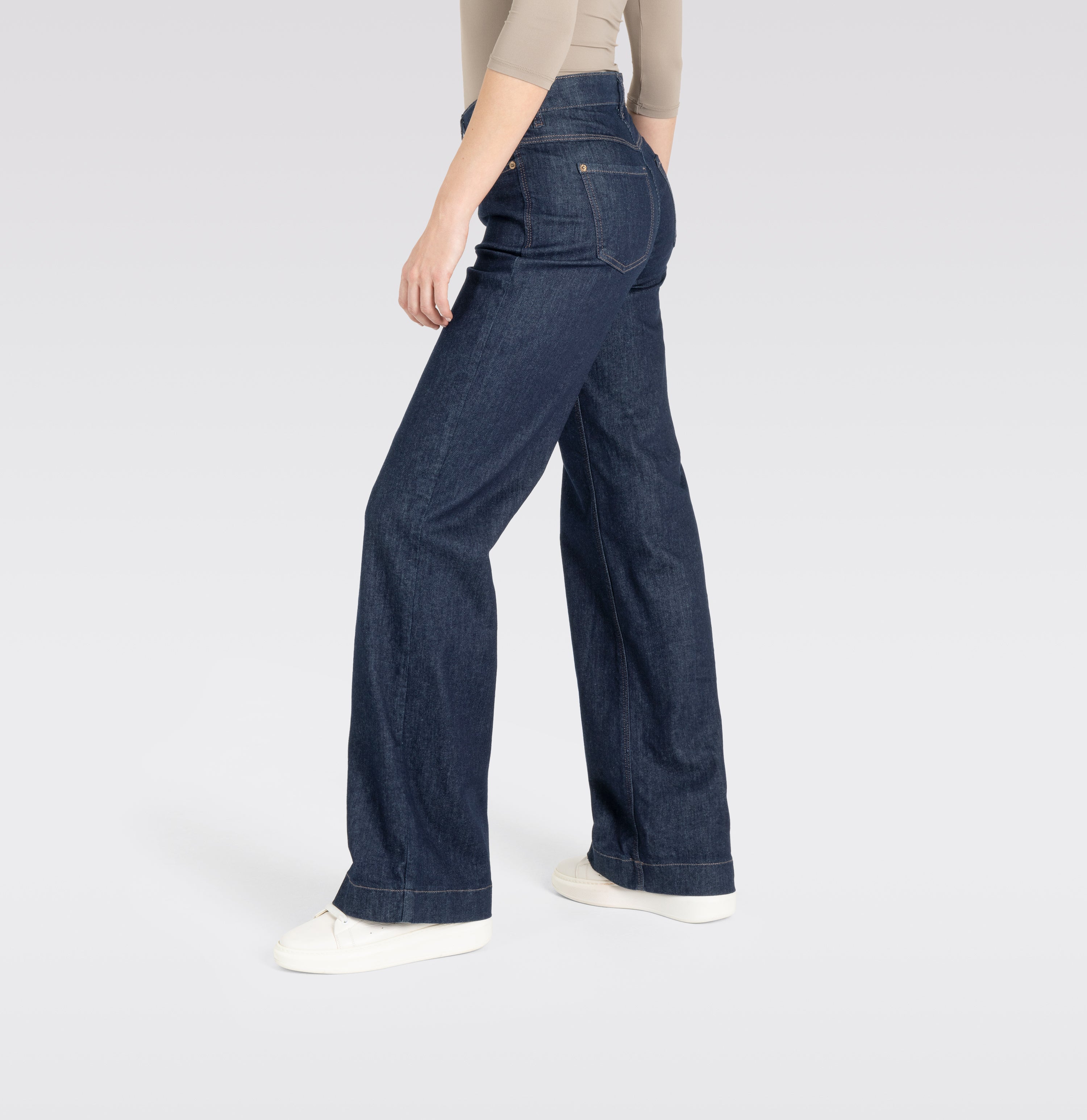 Wide jeans with fine creases. | WIDE | fashion rinsed | Detailed view 4 of model