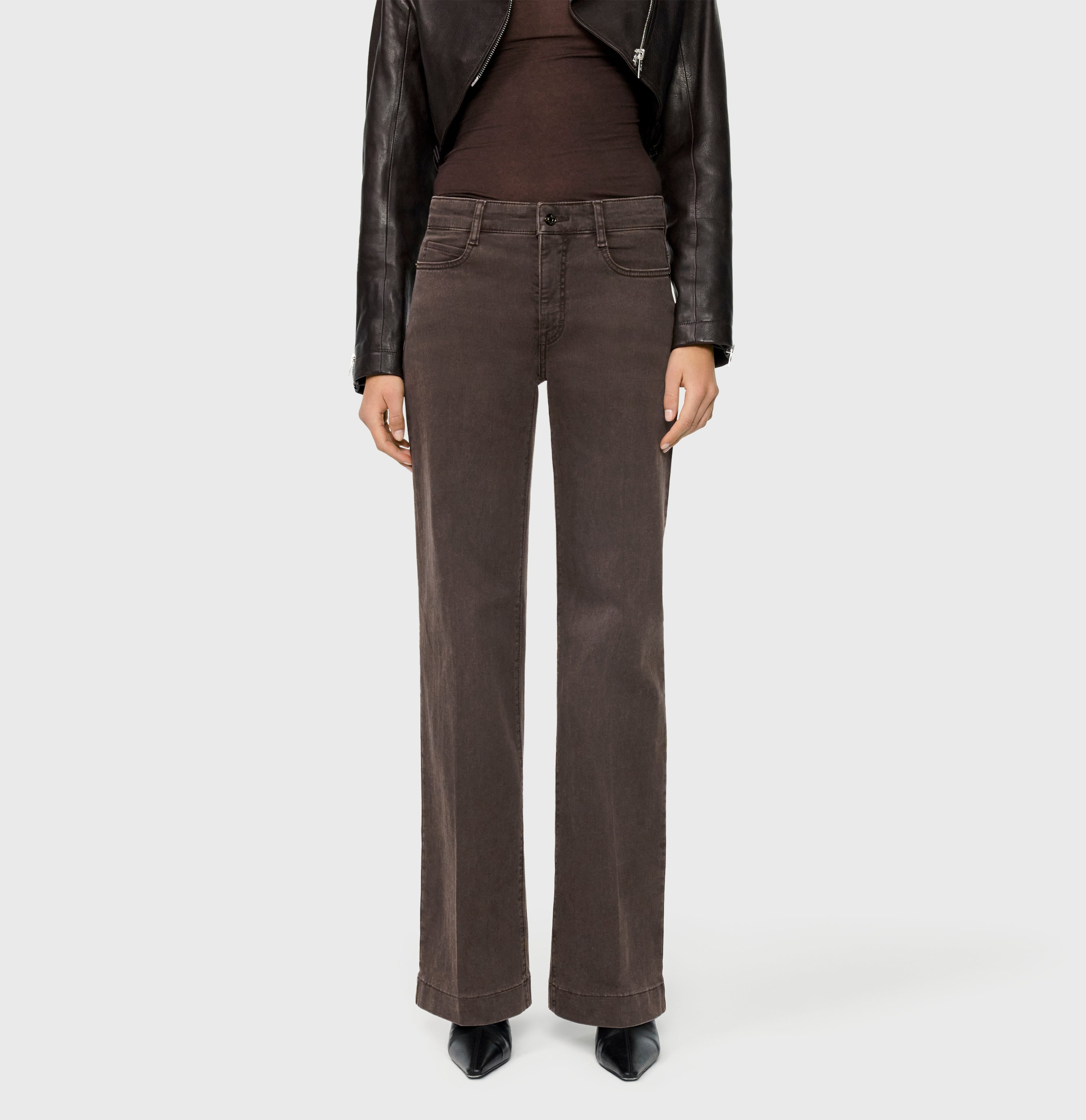 Wide jeans with fine creases. | WIDE | brown stone wash | Front view of model