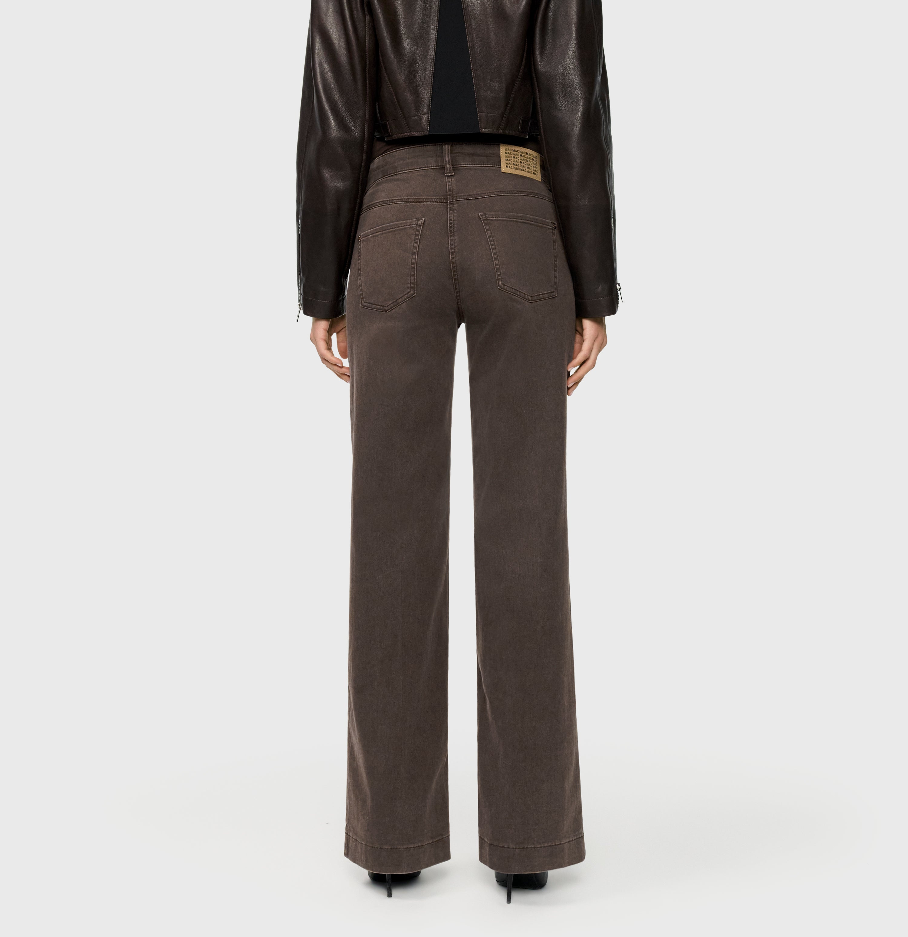 Wide jeans with fine creases. | WIDE | brown stone wash | Back view of model