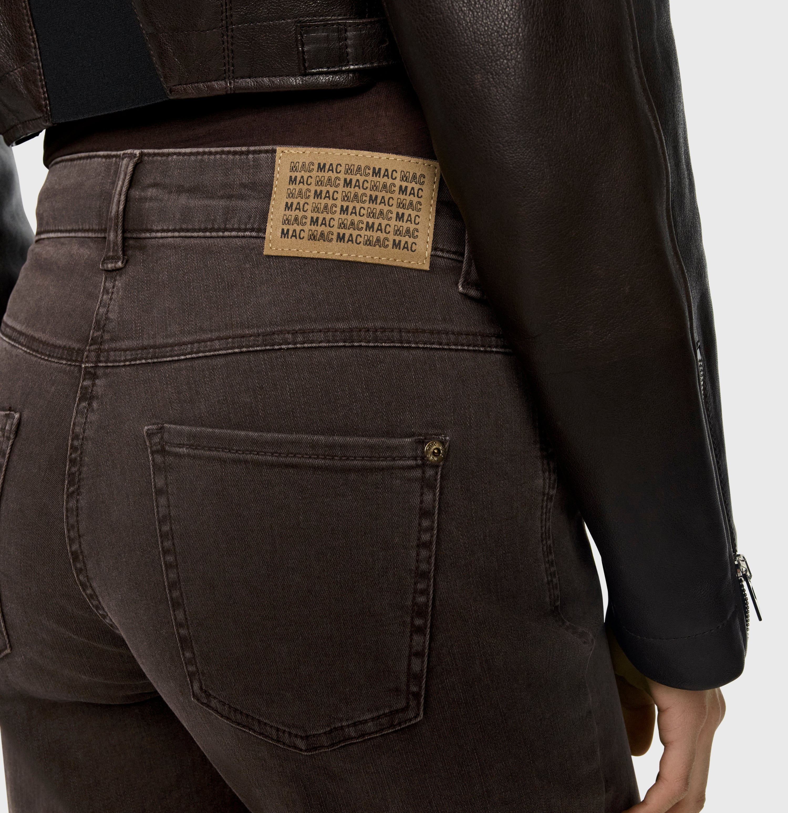 Wide jeans with fine creases. | WIDE | brown stone wash | Detailed view 2 of model