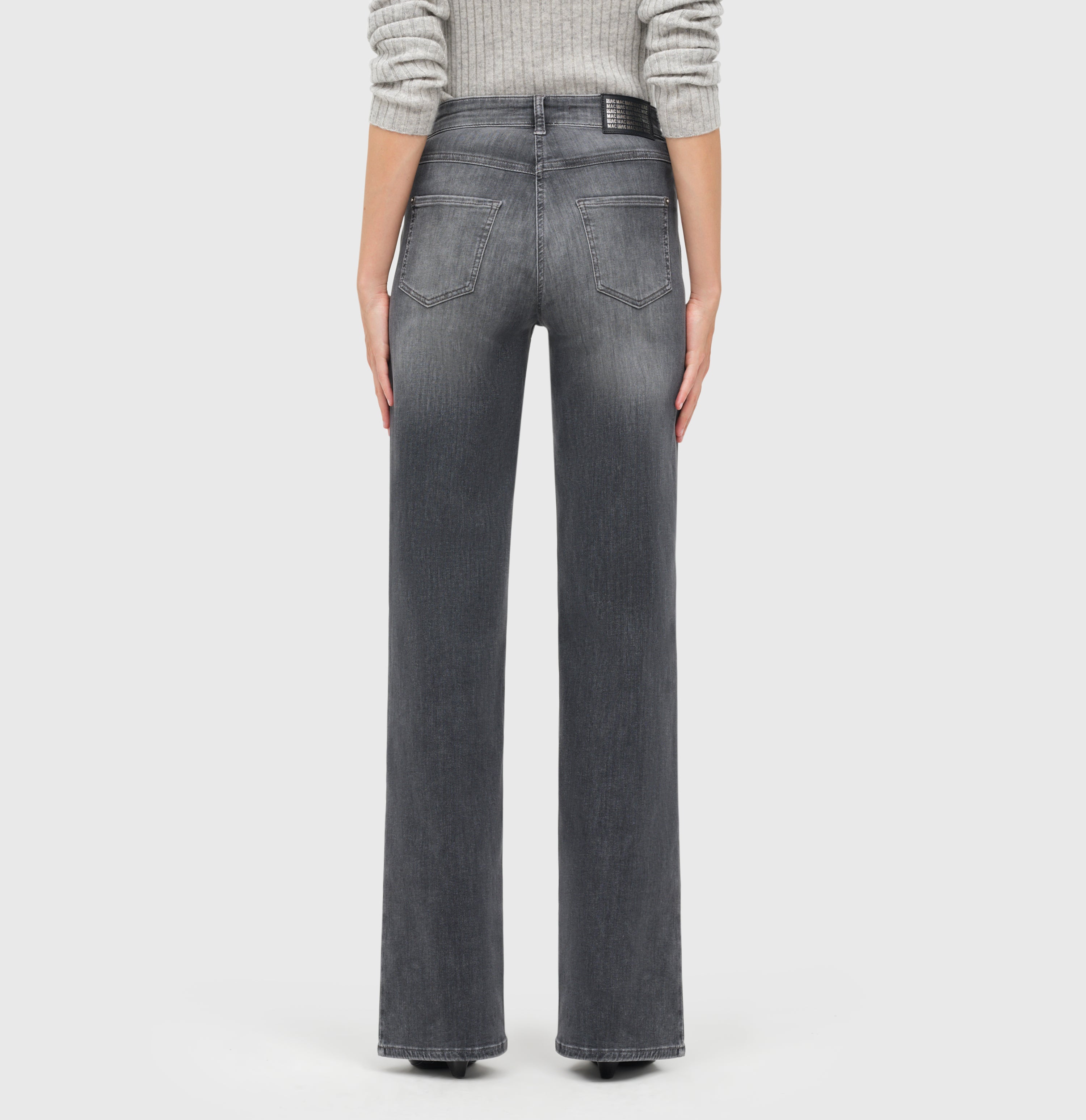 Wide, elastic jeans with an authentic look. | S-NAME | S-FBBZ | Back view of model