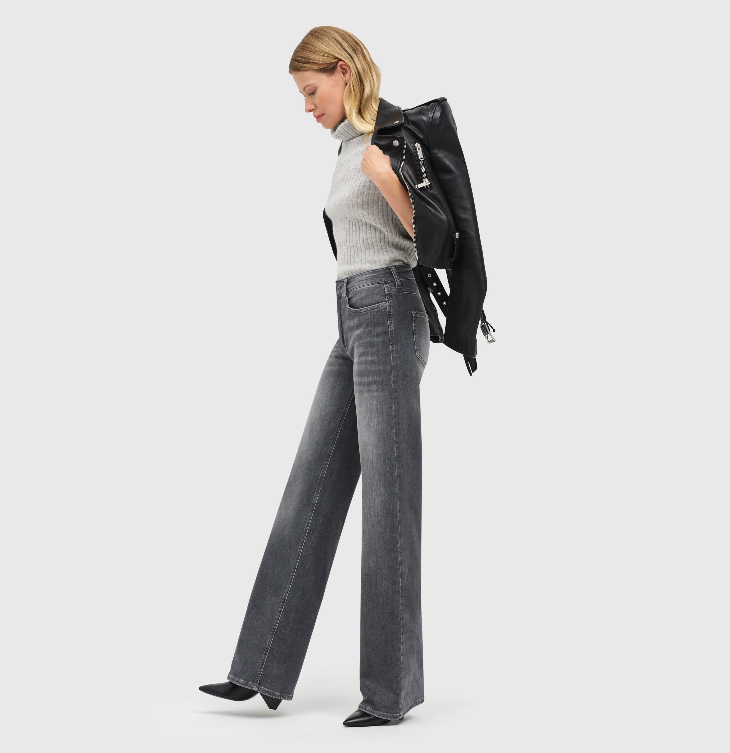 Wide jeans with fine creases. | WIDE | grey heavy used wash | Side view of model