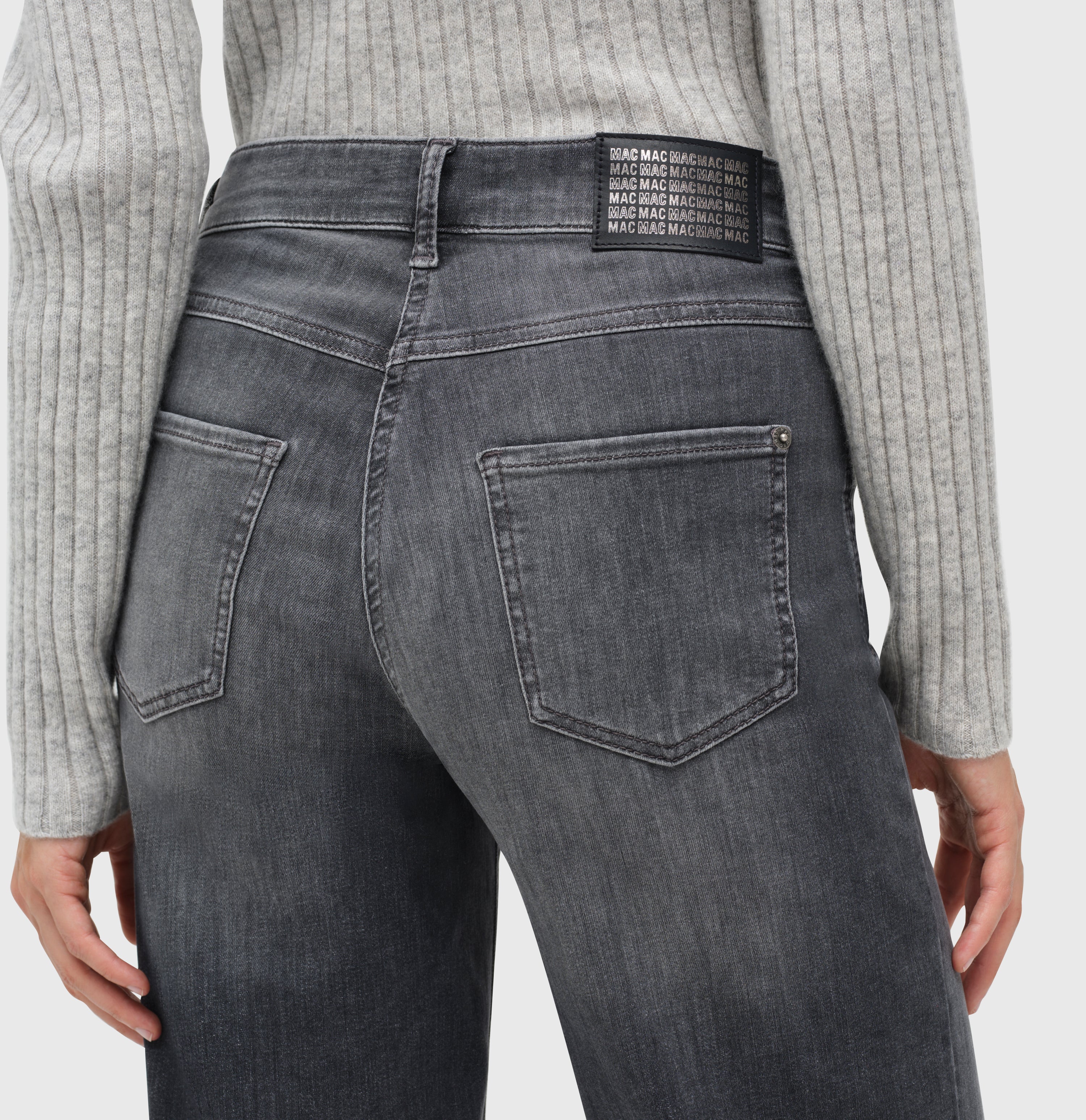 Wide jeans with fine creases. | WIDE | grey heavy used wash | Detailed view 3 of model