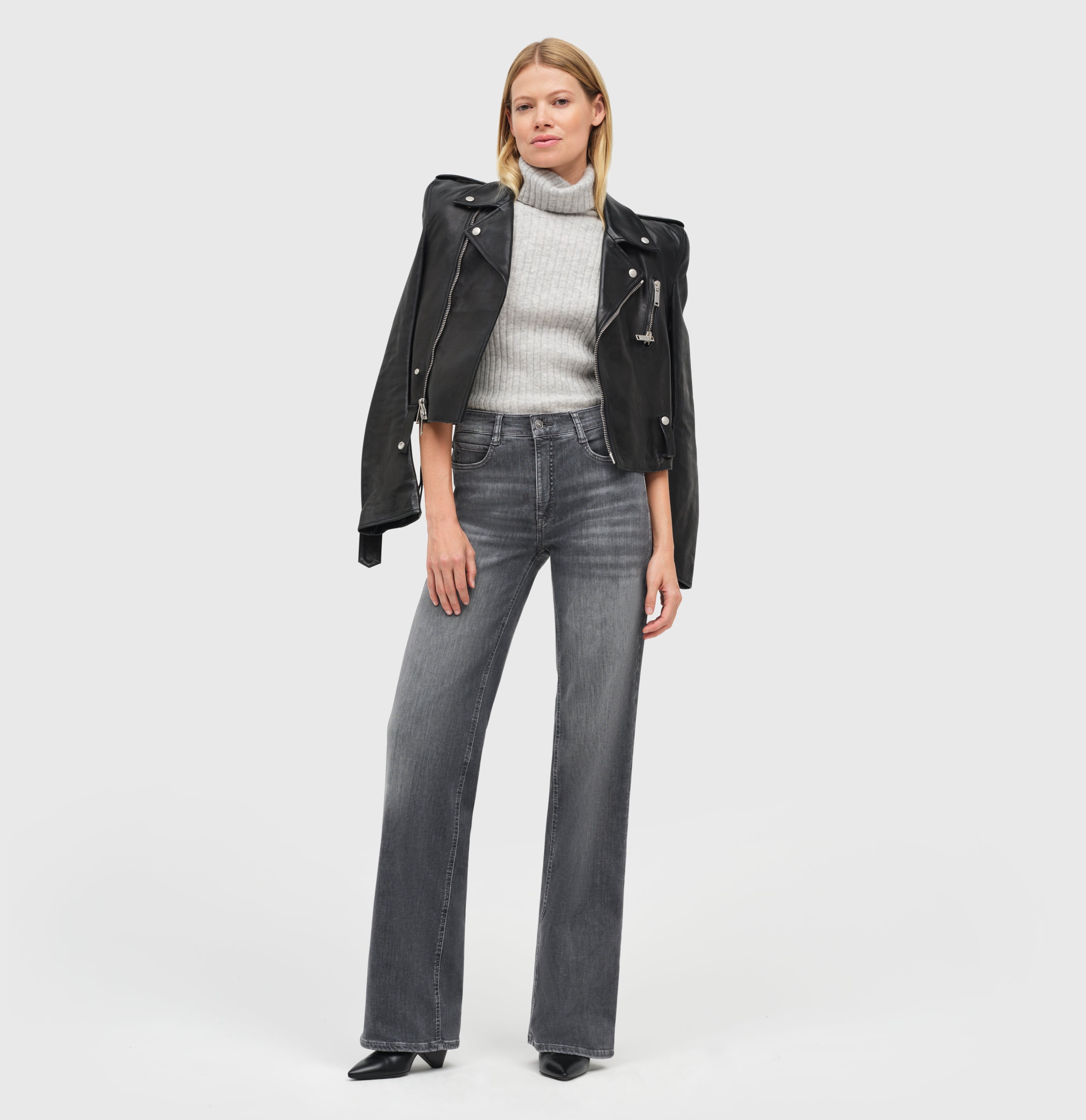 Wide, elastic jeans with an authentic look. | S-NAME | S-FBBZ | Full-body of model