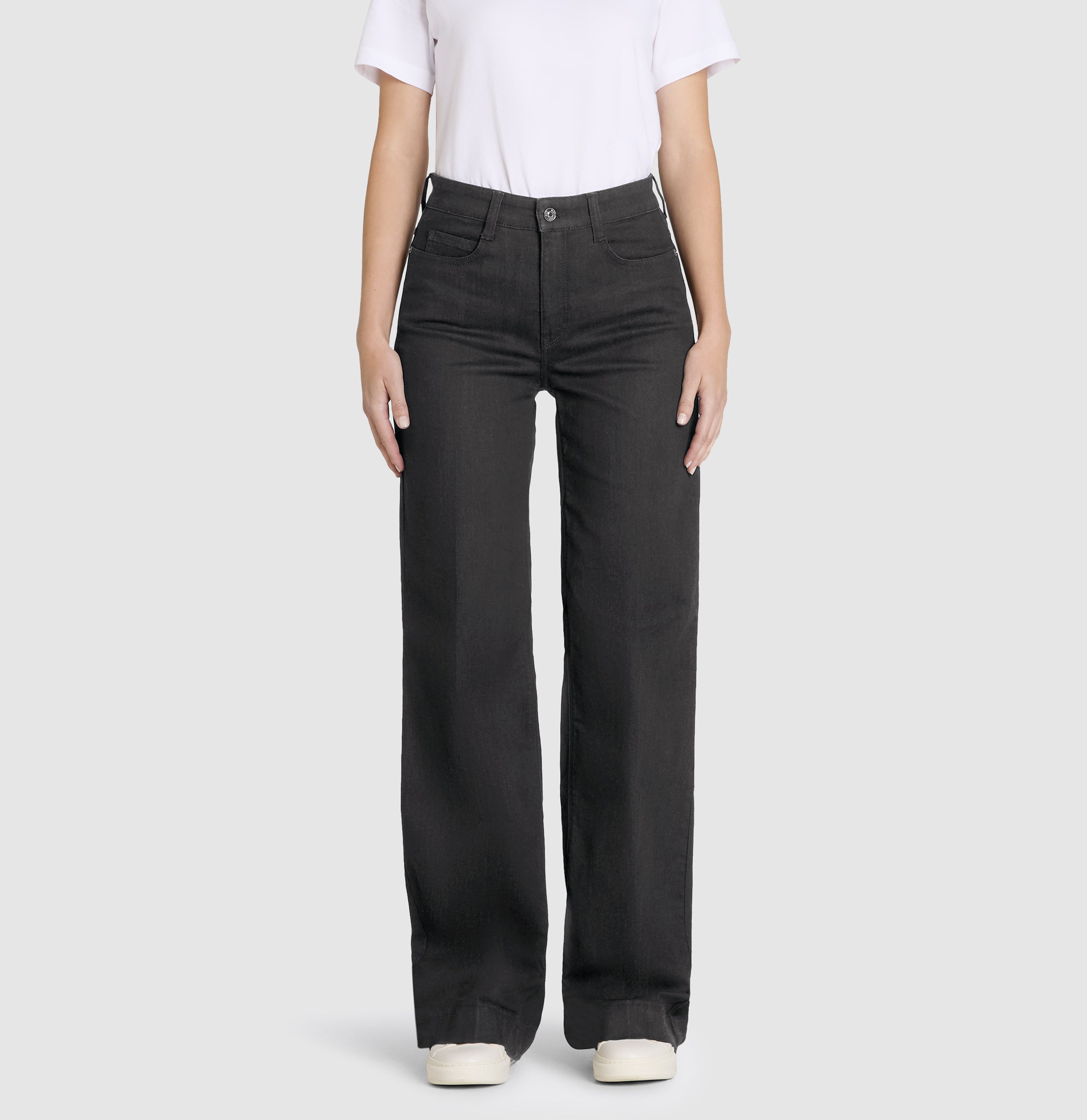 Wide, elastic jeans with an authentic look. | S-NAME | S-FBBZ | Front view of model