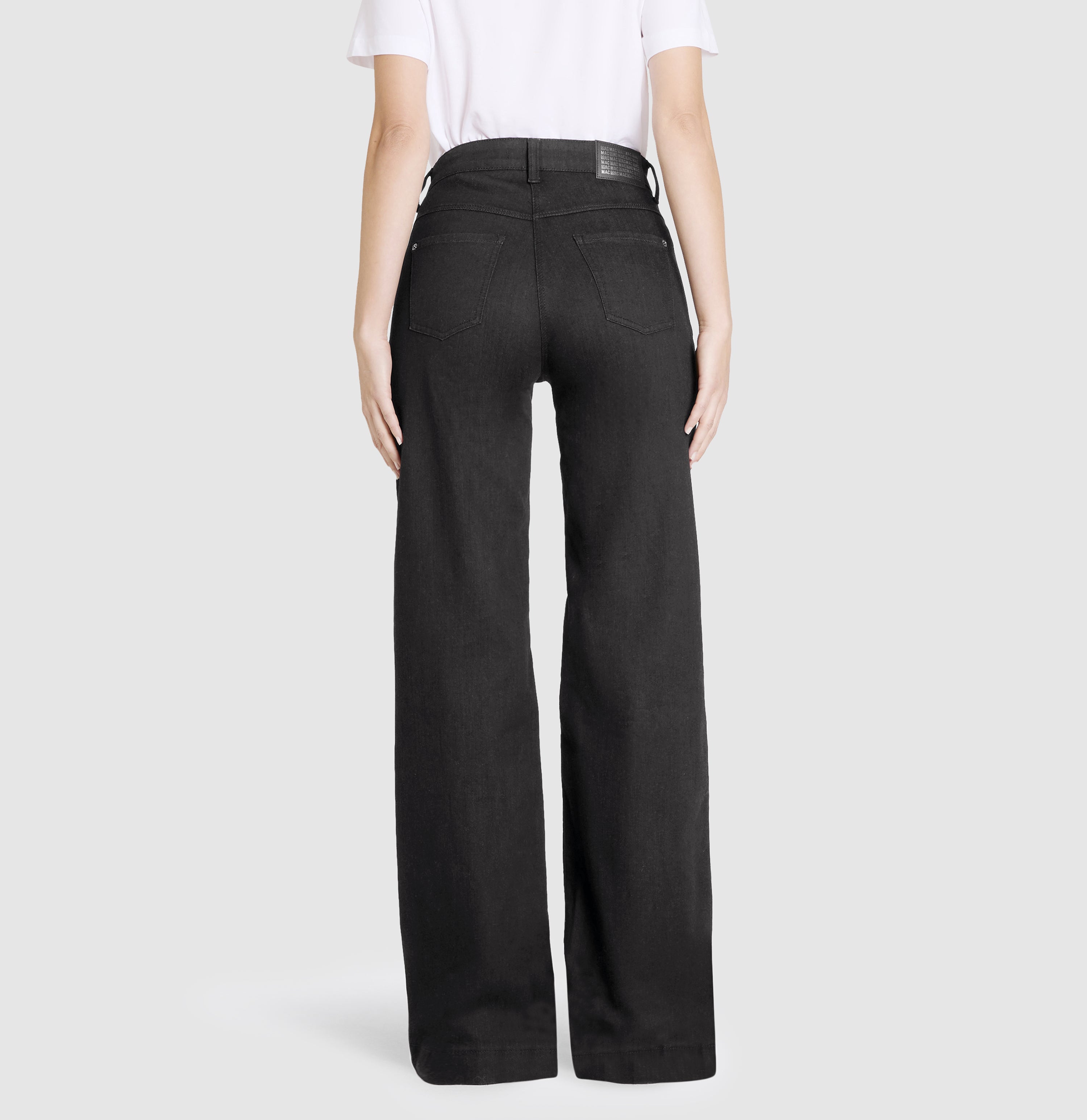 Wide, elastic jeans with an authentic look. | S-NAME | S-FBBZ | Back view of model