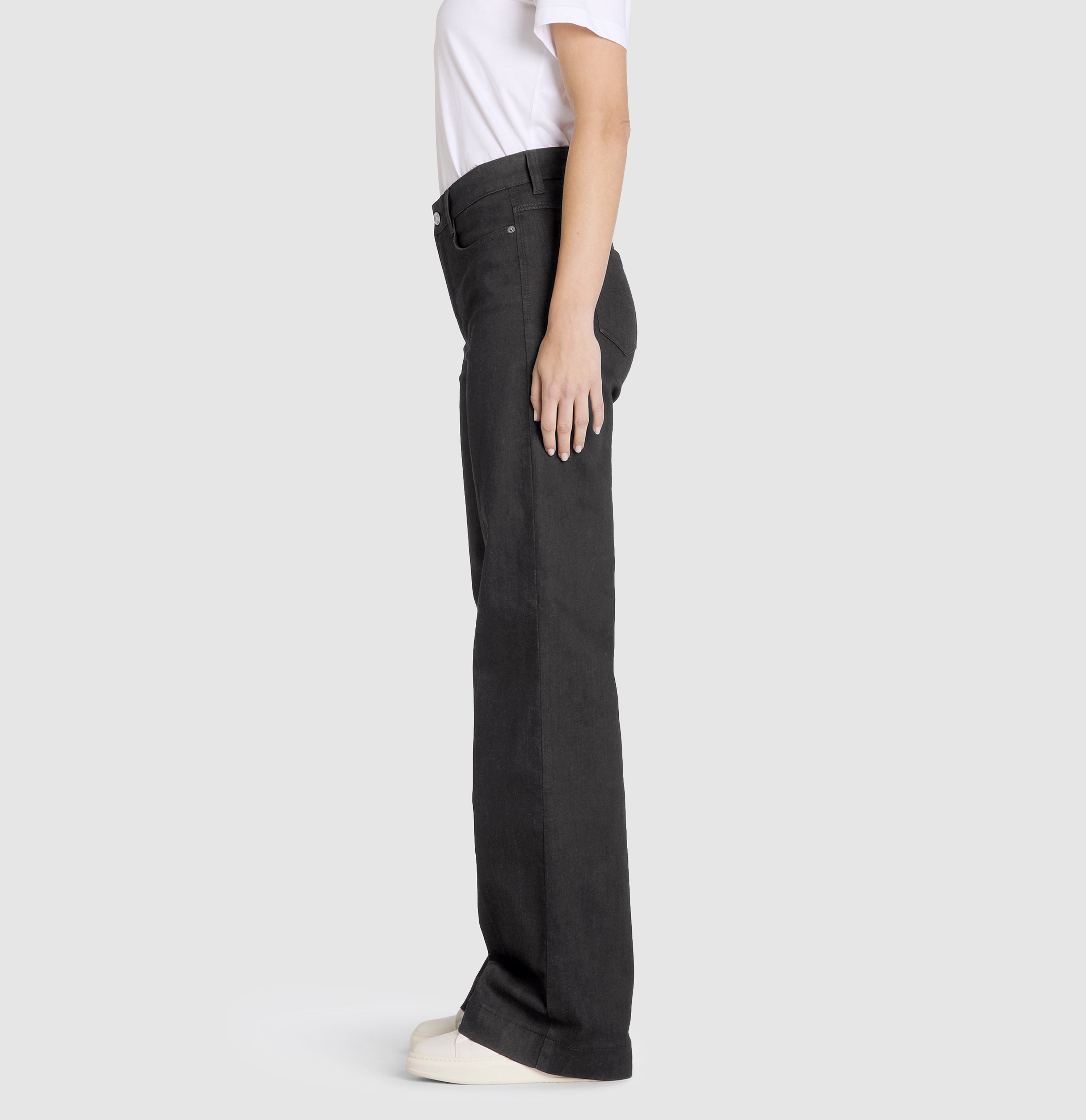 Wide, elastic jeans with an authentic look. | S-NAME | S-FBBZ | Side view of model