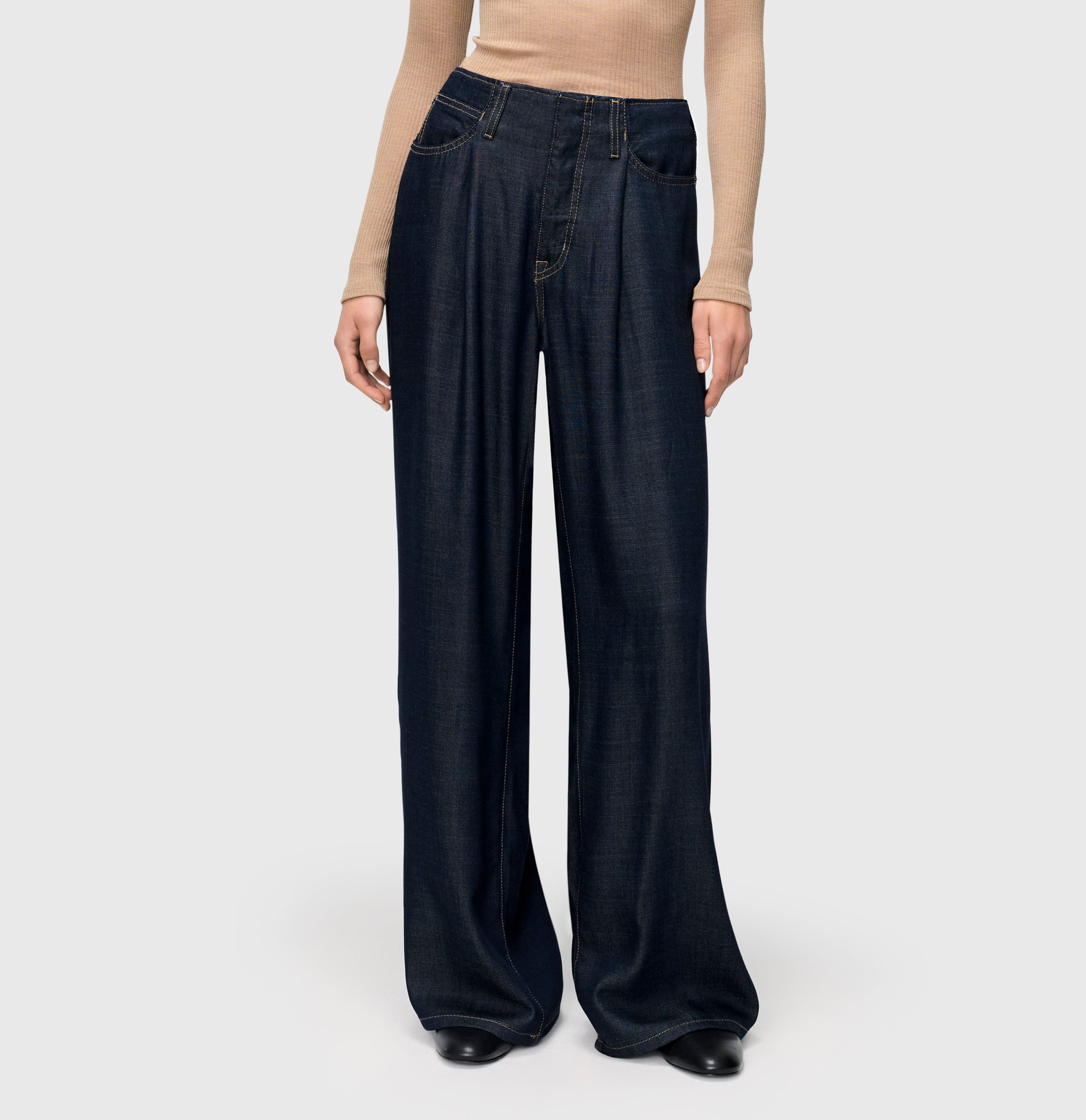 Soft flowing, wide jeans with viscose. | S-NAME | S-FBBZ | Front view of model