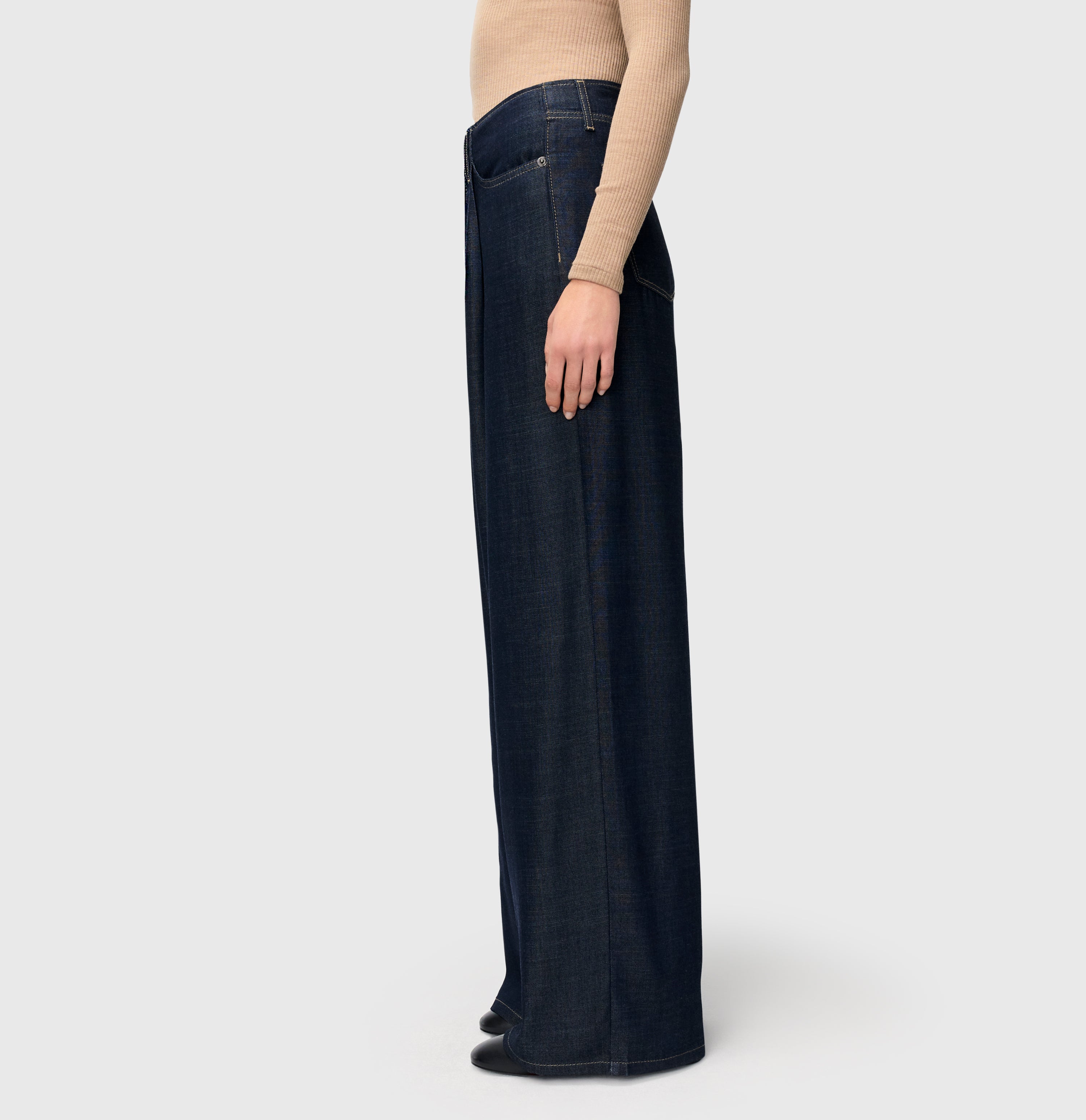 Soft flowing, wide jeans with viscose. | S-NAME | S-FBBZ | Side view of model