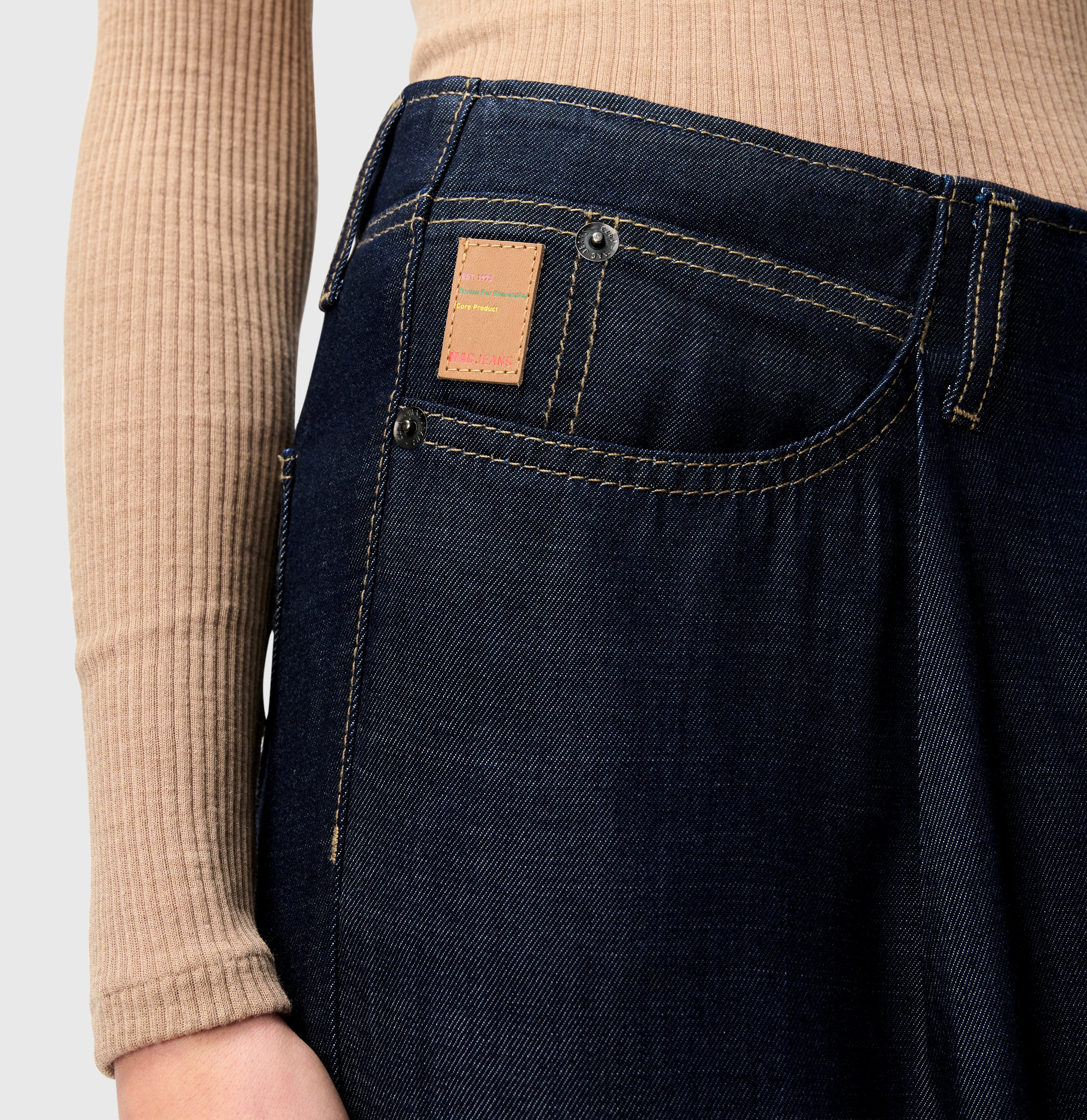 Soft flowing, wide jeans with viscose. | S-NAME | S-FBBZ | Detailed view 3 of model