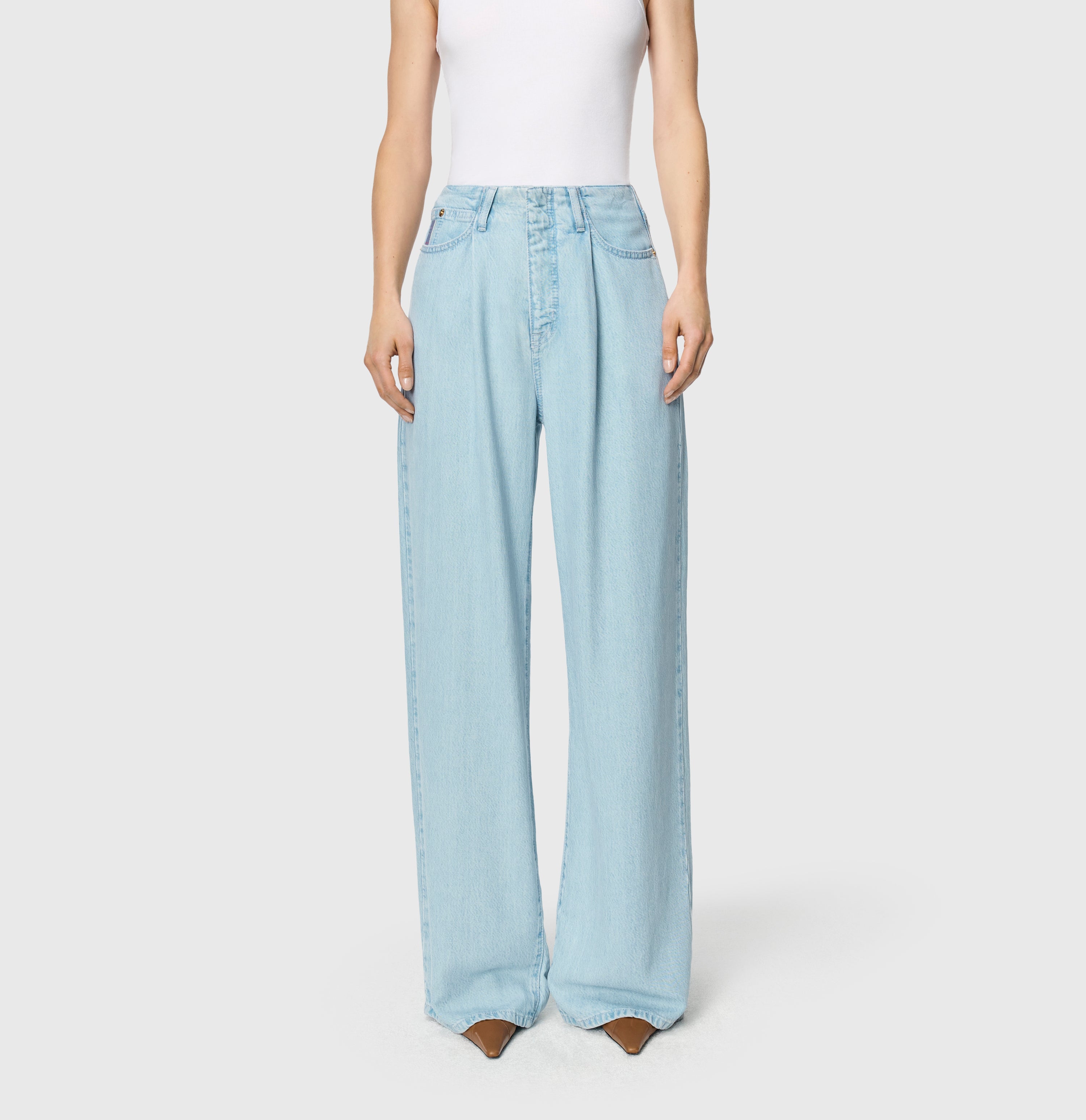 Wide, light jeans made of pure lyocell fibres. | NAILA | essential blue wash | Front view of model