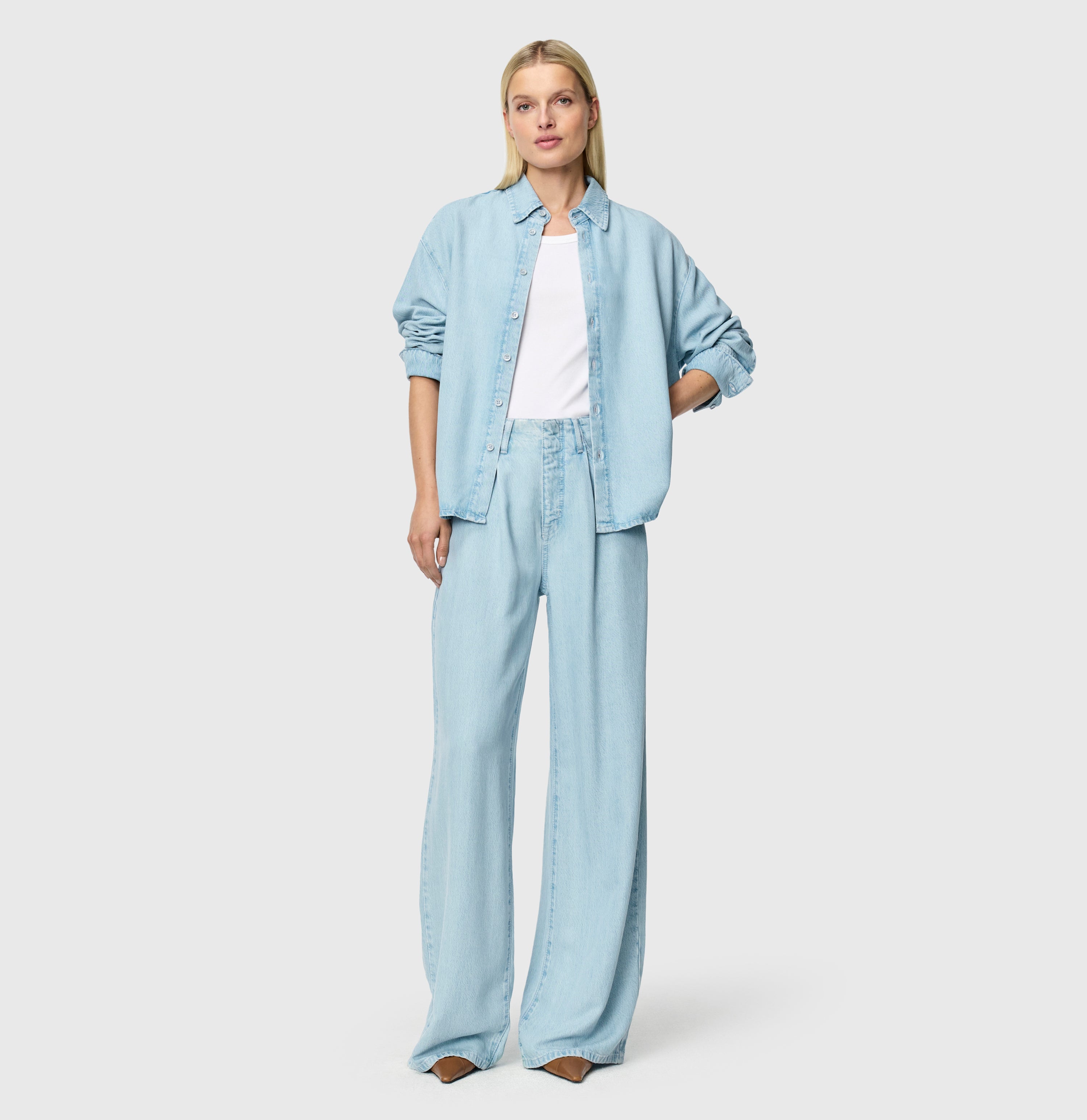 Wide, light jeans made of pure lyocell fibres. | NAILA | essential blue wash | Full-body of model