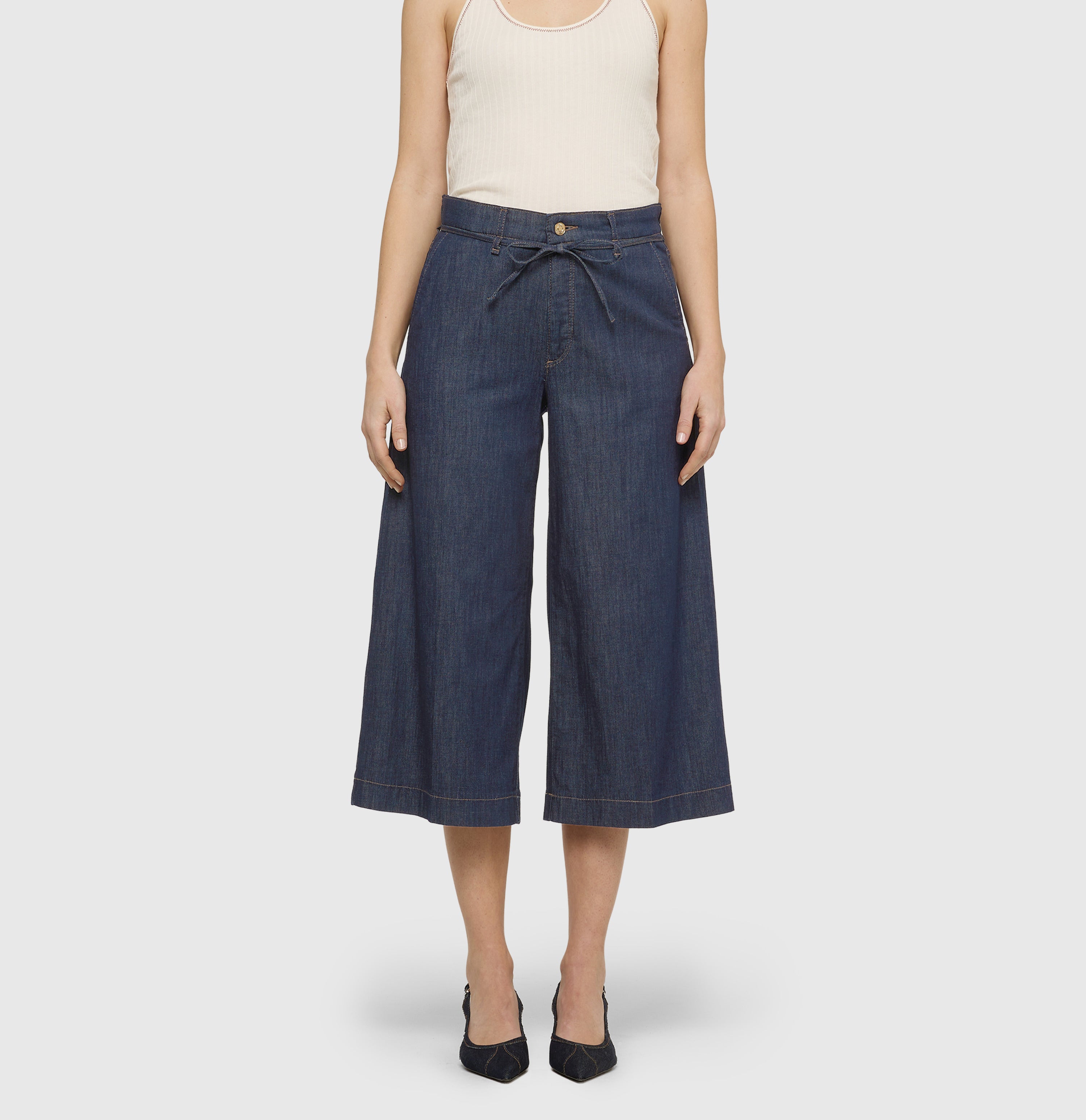 Modern culotte made of super light denim. | WENDY cropped | fashion rinsed | Front view of model