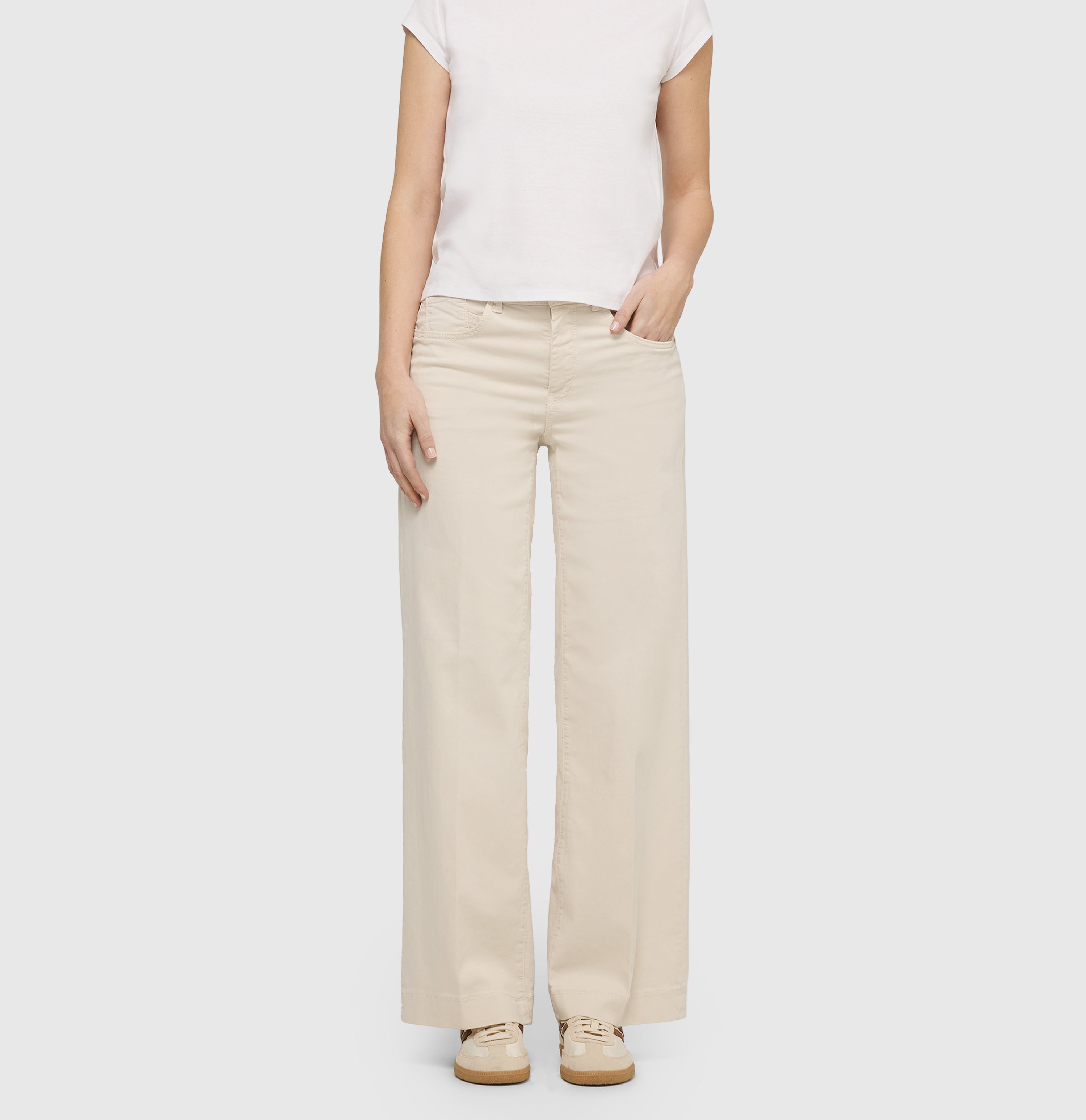 Extra wide palazzo jeans made of light denim. | RICH PALAZZO | antique white PPT | Front view of model