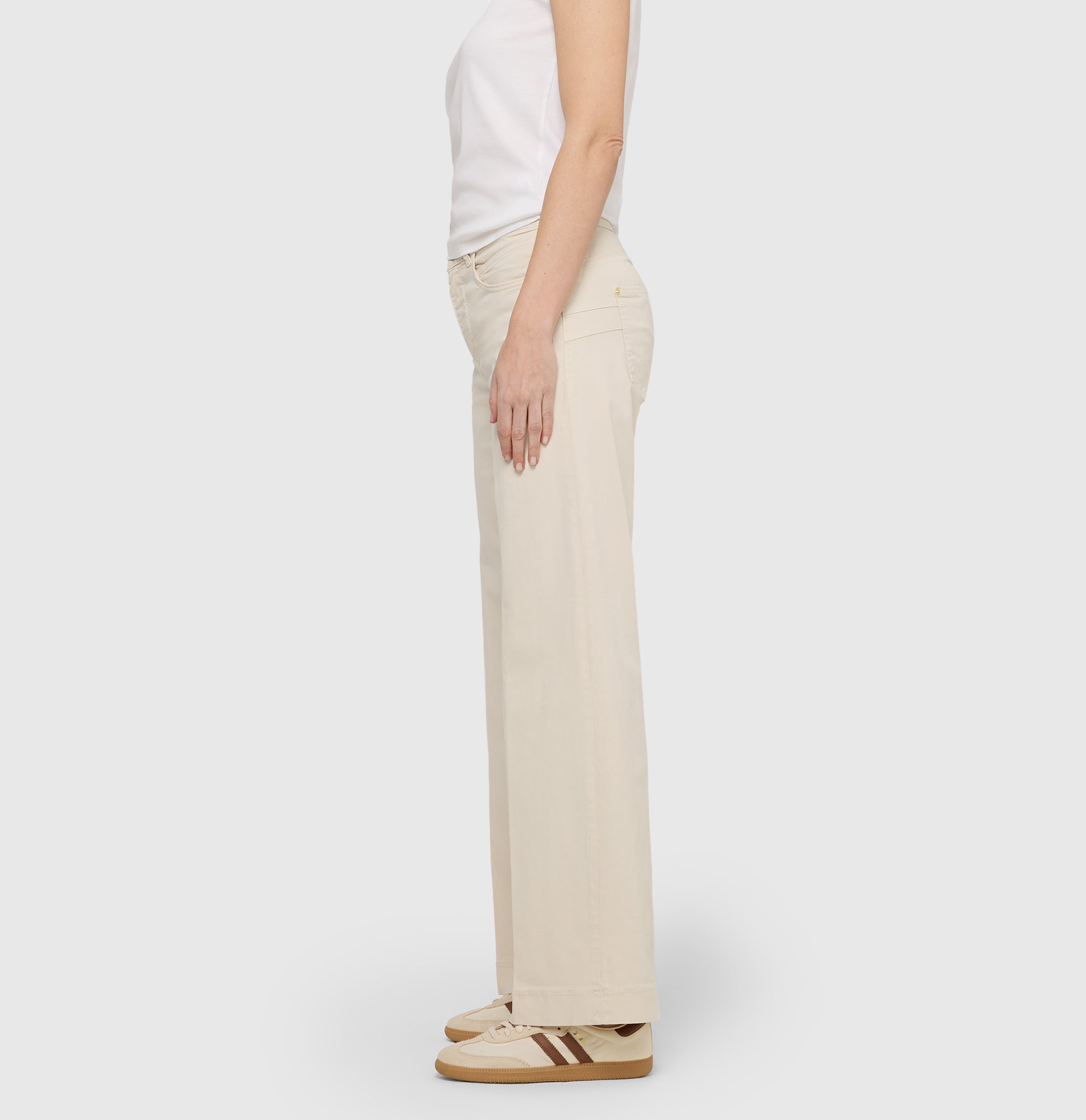 Extra wide palazzo jeans made of light denim. | RICH PALAZZO | antique white PPT | Side view of model