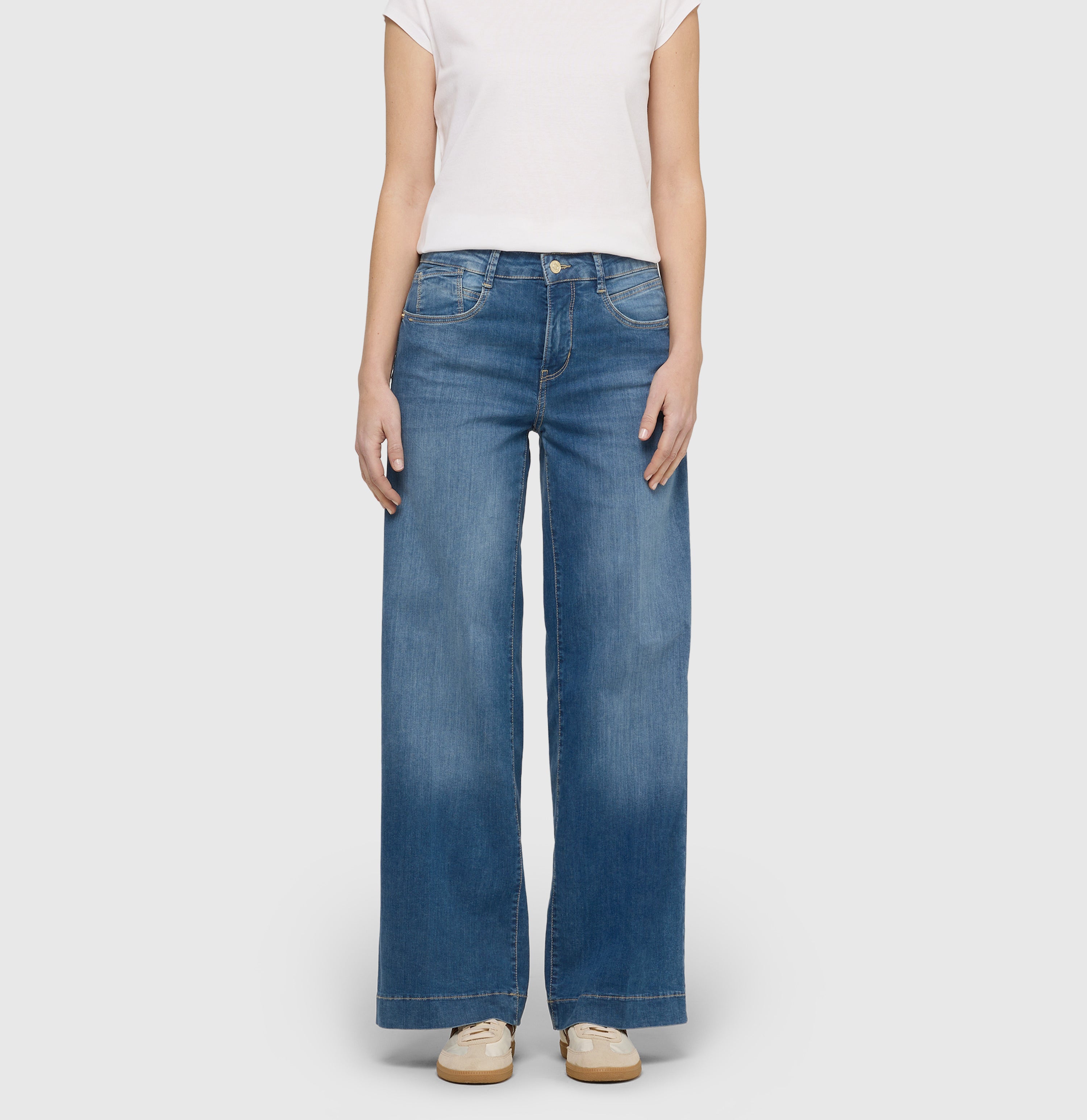 Light jeans in an extra wide cut. | RICH PALAZZO | navy heavy wash | Front view of model